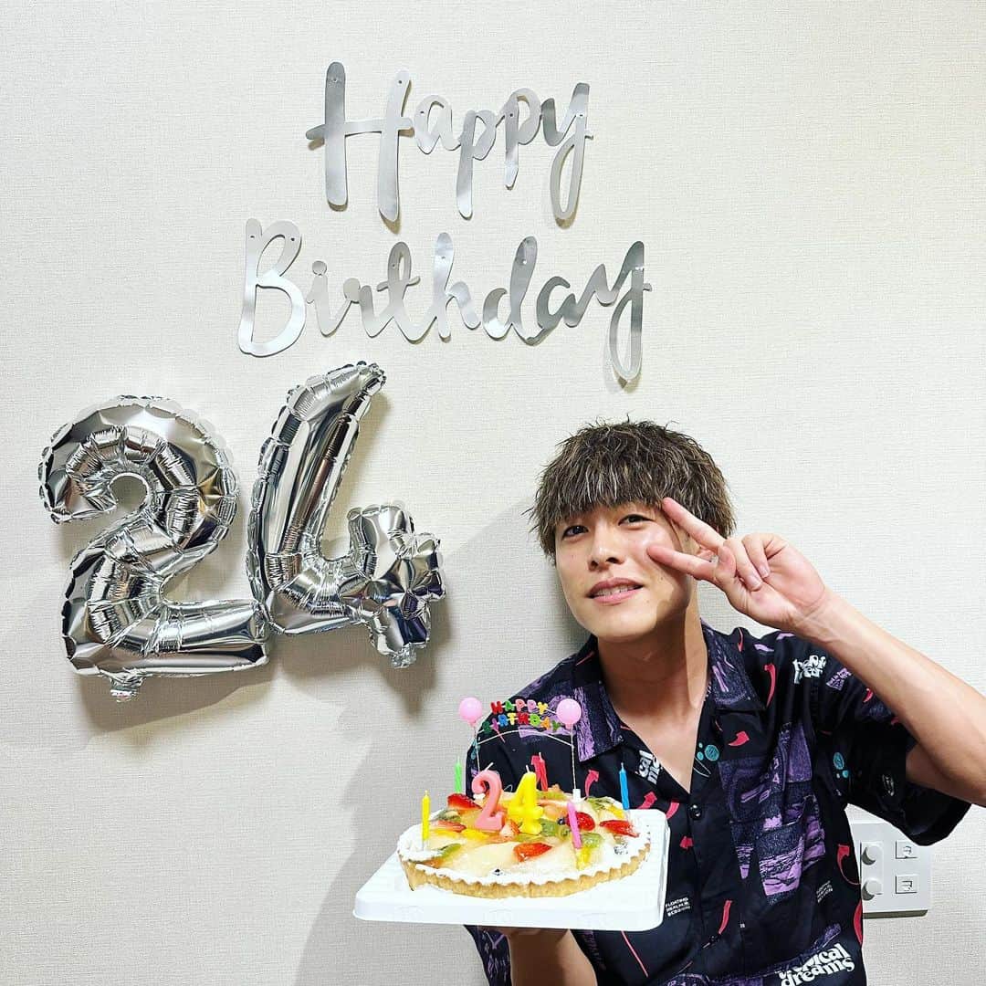 かっくんのインスタグラム：「・ 24歳になりました！！！ 今年もなーちゃんお祝いありがとう。 みんなもたくさんお祝いストーリー・メッセージありがとうございます！ 周りの環境や出会った皆さんに感謝して24歳も楽しんで生きていきます😎」