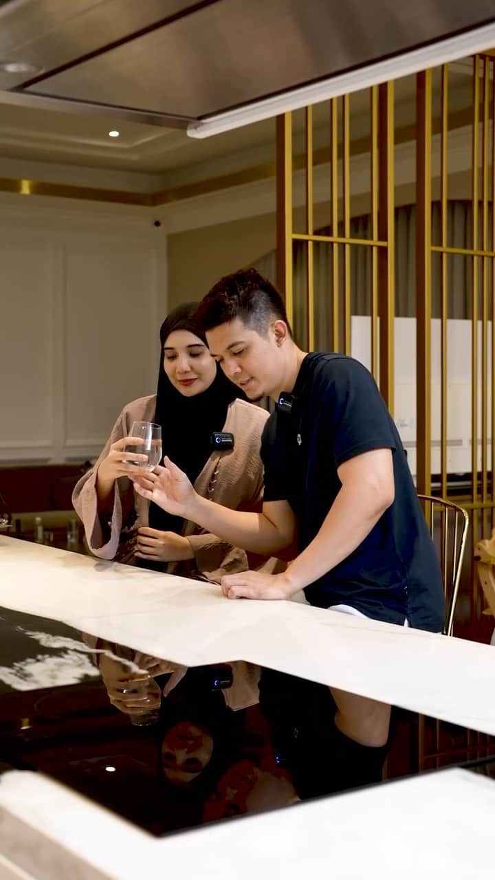 Zaskia Sungkarのインスタグラム：「Pokoknya semua-semua harus bersih dan higienis untuk anak-anak tercinta...soalnya kalau anak sakit bener-bener jadi beban pikiran deh, mau beraktivitas juga jadinya ga fokus🥹  Gak cuma makanan dan peralatannya aja yang harus bersih, tapi asupan air mineralnya juga harus higienis dan yang aku percaya untuk menjaga kesehatan keluarga cuma @le_mineraleid. Galonnya itu loh bening banget sampe bikin suamiku bengong gitu🤣  Yaa iyalah cuma Le Minerale yang galonnya tuh baru terus dan gak dicuci berulang-ulang jadi udah pasti terjamin bersih dan higienis🥰  #LeMinerale #PilihLeMinerale #KebaikanMineralTerlindungi」