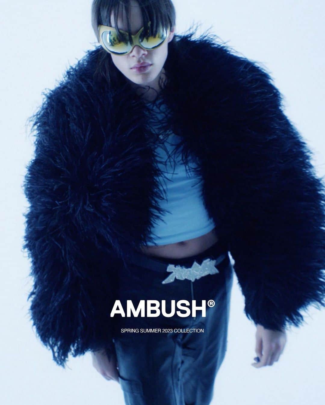 AMBUSHさんのインスタグラム写真 - (AMBUSHInstagram)「#AMBUSH SS23 ALIEN sunglasses and an explosion of feathers make a big statement from the dance floor to the DJ booth.」6月14日 20時32分 - ambush_official