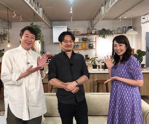 須黒清華のインスタグラム：「今夜も 「日経ニュースプラス9」 からの 「居間からサイエンス」 よろしくお願いします💁‍♀️  トランプ大統領の起訴、大統領選はどうなるのでしょうか？  そして「ブレインテック🧠」皆さん聞いたことありますか？ 脳と機械を繋げる、今話題のビジネスです！  2枚目は先週の衣装👗 マグカップと同じ色でした✨  #pasand_by_nequittezpas  #日経ニュースプラス9  #居間からサイエンス」