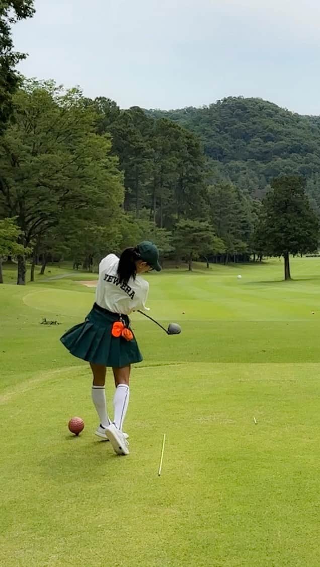 坪井ミサトのインスタグラム：「おnewクラブ (ドライバ、5w、6u)で初ラウンド⛳️🔥 ブレブレだったけどスコアは88でした🤣  動画見たらすごいアウトサイドイン🥹 ただいまインサイドアウト練習中です！ 難しいけどコツコツ頑張ります😓  可愛いウェアは @newera_golf   ゴルフ女子の撮影でご一緒した ゆりちゃんデザイン💚 @yuri_konno_official  可愛すぎます✨  #golf #ゴルフ女子 #ゴルフ #golfwear #ゴルフウェア #newera」