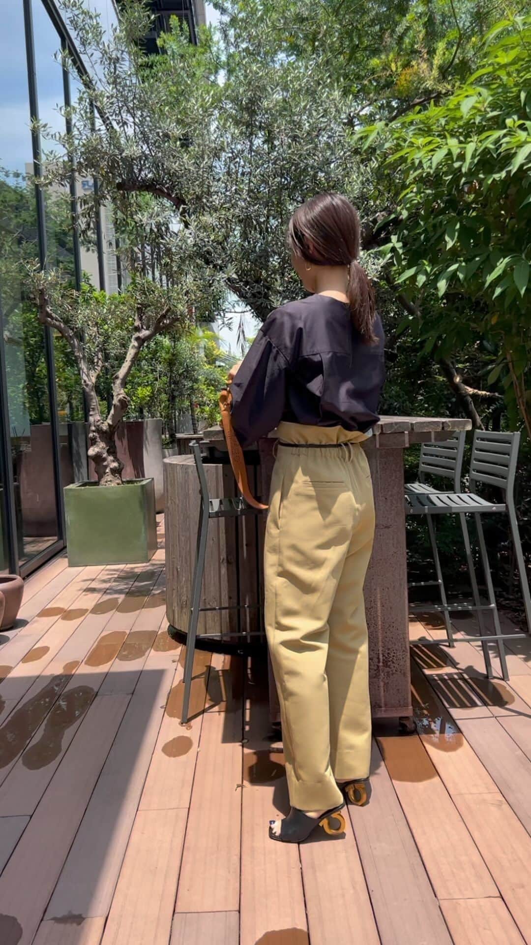 Hiromi Ｍaedaのインスタグラム：「昨日のlunchコーデ シンプルコーデも程よくモードに決まるパンツ♡  みんなにお祝いもしてもらって嬉しい一日だったな☺🙌 thanks!♡♡♡ @sayu_213 @yuukii.i @____m.m910  #シンプルコーデ#ebure#frey_jp#ferragamo#エブール#ボッテガヴェネタ#綺麗めコーデ#きれいめカジュアル#モードカジュアル#夏コーデ#カルティエタンク#30代ファッション」