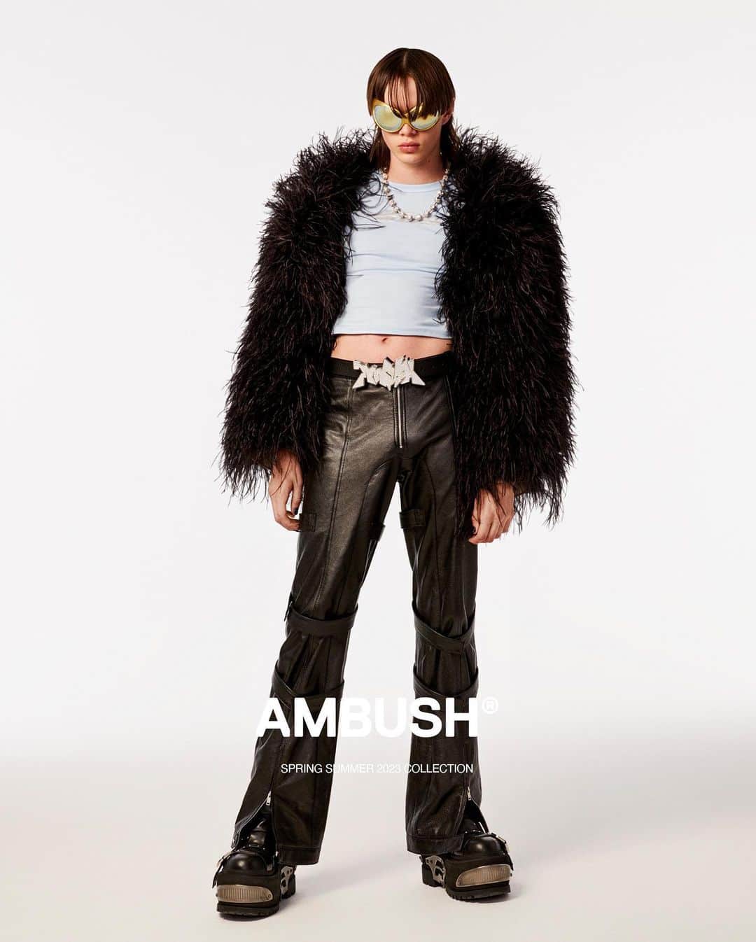 AMBUSHさんのインスタグラム写真 - (AMBUSHInstagram)「#AMBUSH SS23 RUNWAY COLLECTION LOOK 11  ALIEN SUNGLASSES CROPPED FEATHER JACKET REFLECTOR FITTED T-SHIRT LONG LEATHER CAPRI PANTS COUTURE BALL CHAIN NECKLACE PAVE GRAFFITI BUCKLE BELT LOW RAVE BOOTS」6月14日 20時29分 - ambush_official