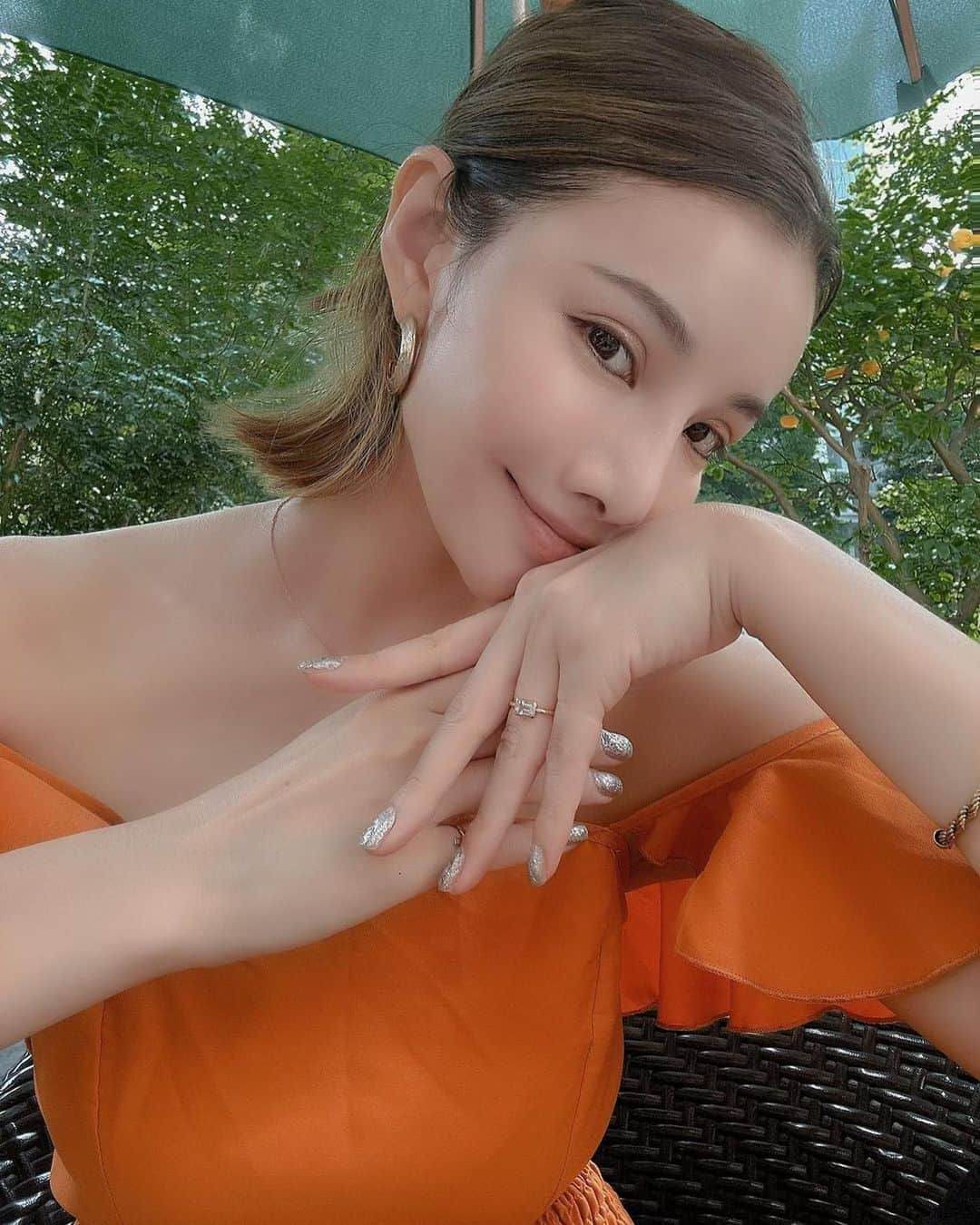 難波サキさんのインスタグラム写真 - (難波サキInstagram)「-𝐁𝐞𝐚𝐮𝐭𝐲🧚🏻‍♀️  37歳になる前にアンチエイジング作戦🙋🏼‍♀️ 糸リフト🪡したよ❗️ スライドで説明付きで詳細書いてます✨  凄腕ドクター🧑‍⚕️で有名な(友達情報) @dr_guccy 先生にお願いしました🤍  今回はここ半年で体重が急増加したので 頬にお肉がついてしまってがっつりほうれい線… 横顔は弛み…を気にしてまして… 友達に有名な先生いるよって教えてもらい 速攻で予約して行きました🤣  院内はめちゃくちゃラグジュアリーで どこのホテルですか？並。  スタッフさんもご丁寧すぎて親切。 カウンセリングが始まり先生もとても親身。 カウンセリングは本当に重要だからね❗️ みんなそれぞれ骨格が違うから自分の理想を しっかり細かく伝えるのが大事👌🏼 骨格から計算して精密に定規でデザイン してくれる先生は初めてでビックリ&安心✨  痛み止め点滴って知ってる⁉️ 初めて知って中々無いそうで… 初めて静脈麻酔無しで施術しましたが なんと…痛みに弱い私…大丈夫でした😆🙌🏽 術後も痛みほぼなく腫れもほぼ無く🙌🏽 スライド📸見てみてね✨  ↓ここからは前回も書いた内容と近いです↓ 糸リフト🪡って沢山種類があるので クリニックによって違うし、弛み方でも 違うので、カウンセリングを大事に❣️ がすごくポイントです❣  ※ダウンタイムはどれくらい？ →必ず個人差があります。 クリニックさんで先生に聞いてみてね❣️  気になる方はクリニックに🏥 問い合わせしてまずはカウンセリングへ✨ 👉🏻 @casa.de.gracia_ginza   #アンチエイジング #糸リフト#アラフォー美容は継続が命 #リフトアップ#ほうれい線対策#アラフォー美容」6月14日 20時30分 - sakinanba