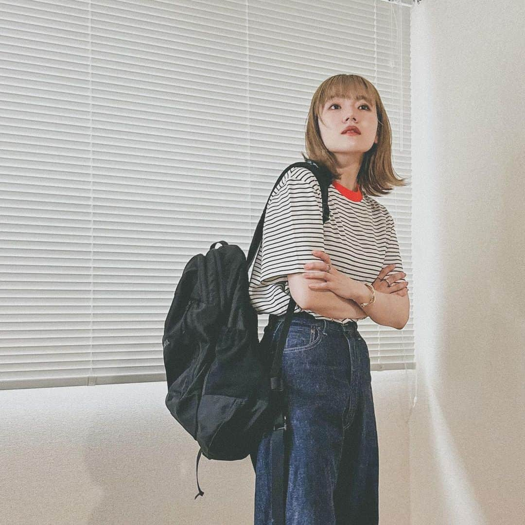 かほこ。さんのインスタグラム写真 - (かほこ。Instagram)「ㅤㅤㅤㅤㅤㅤㅤㅤㅤㅤㅤㅤㅤ ㅤㅤㅤㅤㅤㅤㅤㅤㅤㅤㅤㅤㅤ top : #cos denim : #anatomica backpack : #arcteryx sneakers : #無印良品 ㅤㅤㅤㅤㅤㅤㅤㅤㅤㅤㅤㅤㅤ ずっと欲しかったCOSのTシャツ今年は買えたー！SもMも売り切れてたからLだけど🥲 ㅤㅤㅤㅤㅤㅤㅤㅤㅤㅤㅤㅤㅤ ネイビー×ホワイトのしっかり厚みのある生地感に、ネック部分のオレンジ🧡 ㅤㅤㅤㅤㅤㅤㅤㅤㅤㅤㅤㅤㅤ 靴下もオレンジにして、ゆるっとカジュアルでまとめました！ ㅤㅤㅤㅤㅤㅤㅤㅤㅤㅤㅤㅤㅤ #kaho_fashion」6月14日 20時33分 - xxokohakxx