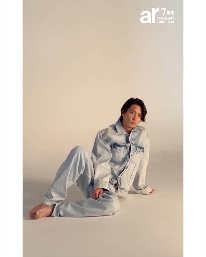 のインスタグラム：「大好評発売中🩵ar7月号より 山下智久さんオフショ第3弾をお届け♡ デニムonデニムを難なく着こなす山Pにきゅん必死ですッ👖💙  誌面では、山Pが考える #魅力アプデ方法 もネホハホ💎♡ キレイになりたい時の努力の始め方や、 自分磨きの一歩目にすべきことなど… 愛と説得力溢れる名回答に やる気がみなぎること間違いなしです🥹🫶  大反響につき、お迎えがまだな人は お近くの書店へとお急ぎくださいませ🦕💨  #山下智久 #山P #tomohisayamashita #ar7月号 #ar #armagazine #trend #beauty #イケメン #美男子 #SEEHEARLOVE #SHL」