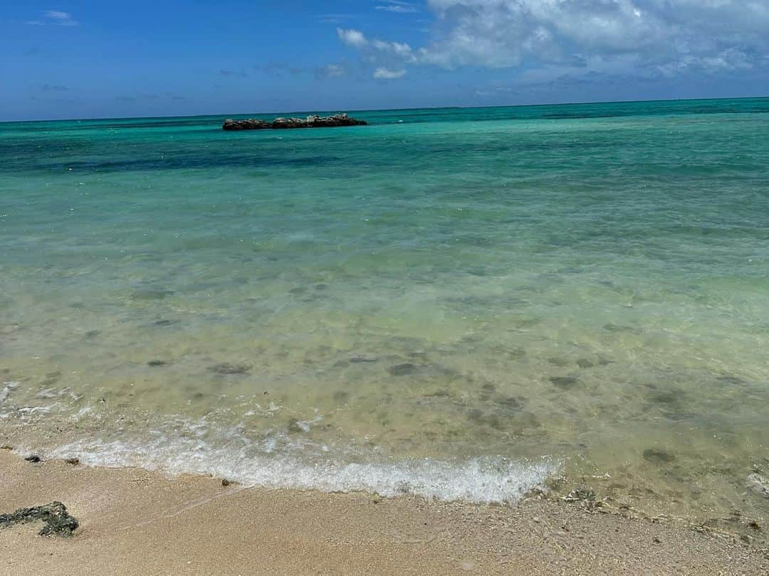 みちゃさんのインスタグラム写真 - (みちゃInstagram)「竹富島最高やった～🥺💖💖 海も綺麗で水牛も可愛くて自然すぎた！！！たまたま行った日が運良く人少なくて走り回れた🚴💨 中学？高校？ぶりにチャリ乗った😂🩵 楽しすぎて時間忘れて35度の中日焼け止めも塗り忘れ4時間走り回った😂元気すぎ😂😂 その後に食べたかき氷最高すぎた...ふわっふわで20年間生きてきた中で一番美味しいかき氷屋さんやった🥺💖これだけ食べに竹富島行きたいくらい🥺🥺 はー！たのしかた！またいきたい！ そしてチャリ欲しい！！笑 ・ ・ ・ #竹富島観光 #竹富島 #竹富島グルメ #竹富島カフェ #竹富島旅行 #竹富島ランチ #石垣島 #石垣島グルメ #石垣島旅行 #石垣島観光 #石垣島観光スポット #自転車女子 #水牛 #水牛車 #ロングヘア」6月14日 20時34分 - micha__myotora