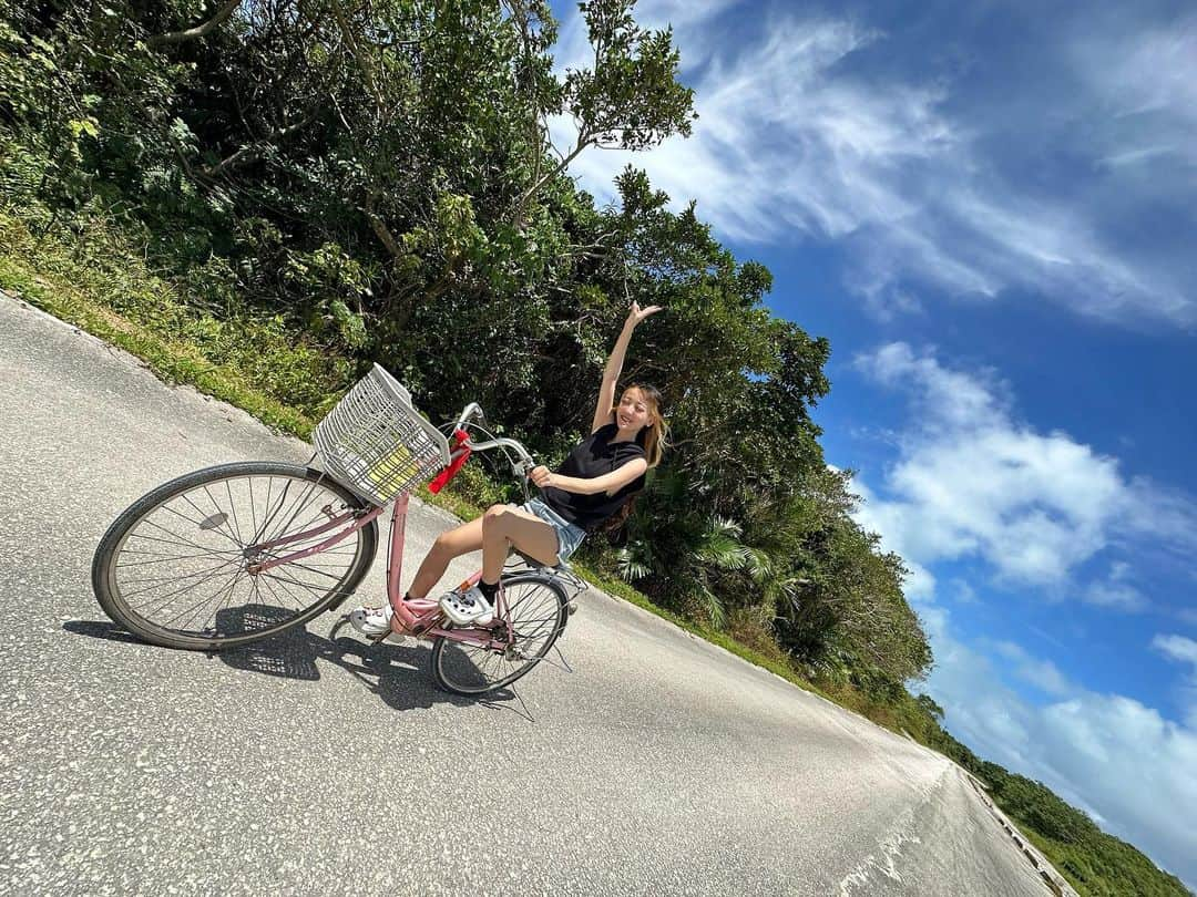 みちゃのインスタグラム：「竹富島最高やった～🥺💖💖 海も綺麗で水牛も可愛くて自然すぎた！！！たまたま行った日が運良く人少なくて走り回れた🚴💨 中学？高校？ぶりにチャリ乗った😂🩵 楽しすぎて時間忘れて35度の中日焼け止めも塗り忘れ4時間走り回った😂元気すぎ😂😂 その後に食べたかき氷最高すぎた...ふわっふわで20年間生きてきた中で一番美味しいかき氷屋さんやった🥺💖これだけ食べに竹富島行きたいくらい🥺🥺 はー！たのしかた！またいきたい！ そしてチャリ欲しい！！笑 ・ ・ ・ #竹富島観光 #竹富島 #竹富島グルメ #竹富島カフェ #竹富島旅行 #竹富島ランチ #石垣島 #石垣島グルメ #石垣島旅行 #石垣島観光 #石垣島観光スポット #自転車女子 #水牛 #水牛車 #ロングヘア」