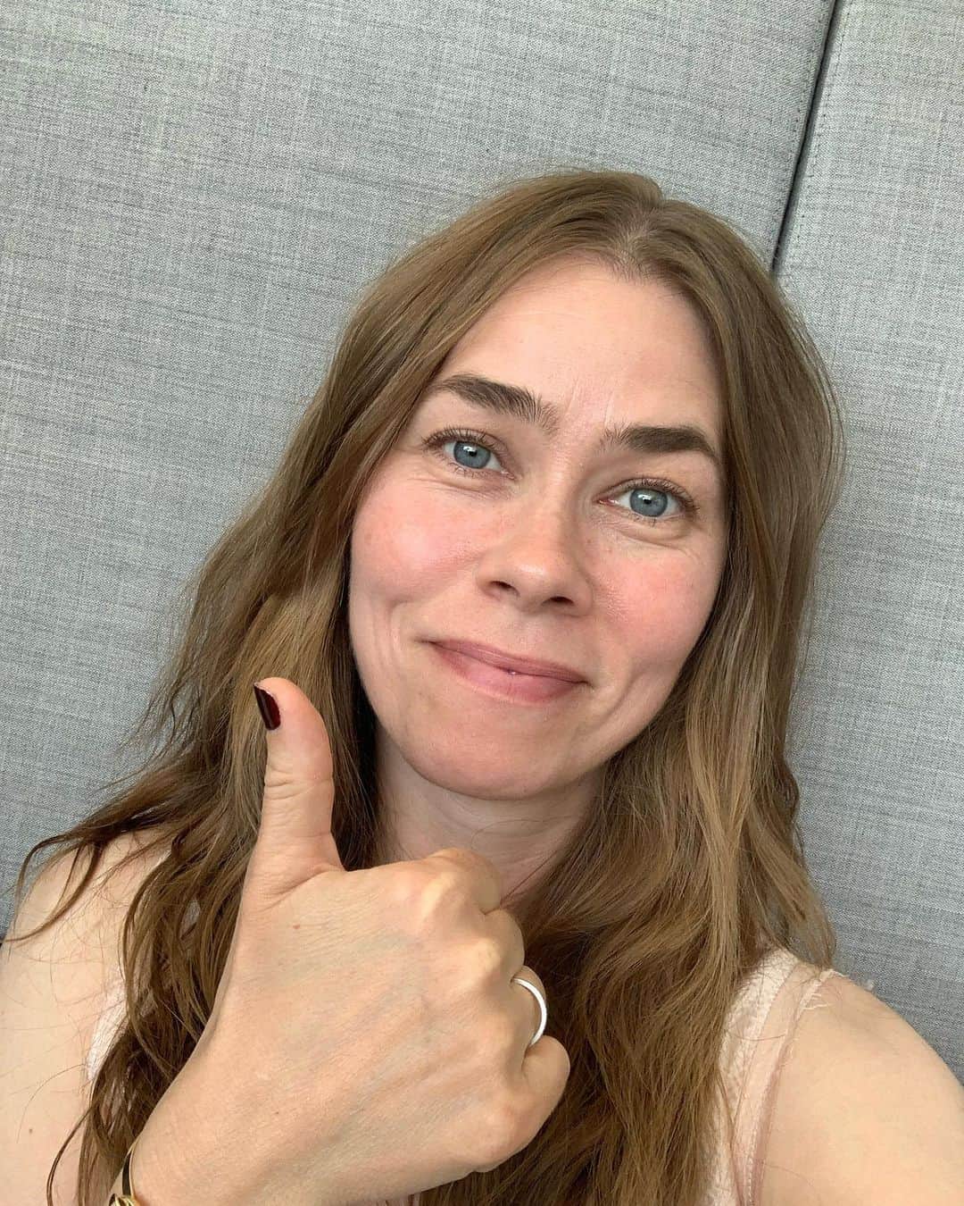 ビアギッテ・ヨート・スレンセンのインスタグラム：「JA TAK til et bredt medieforlig, der sikrer stabilitet og forudsigelighed for den trængte danske film & tv-branche! Tak til kulturminister @engelschmidt og til @jan_e_joergensen @charlottemolbaek @mogensjensen @zenia.stampe Søren Søndergaard og Mikkel Bjørn for at lande et kompromis, der tilgodeser det meste for de fleste 👊🏻」
