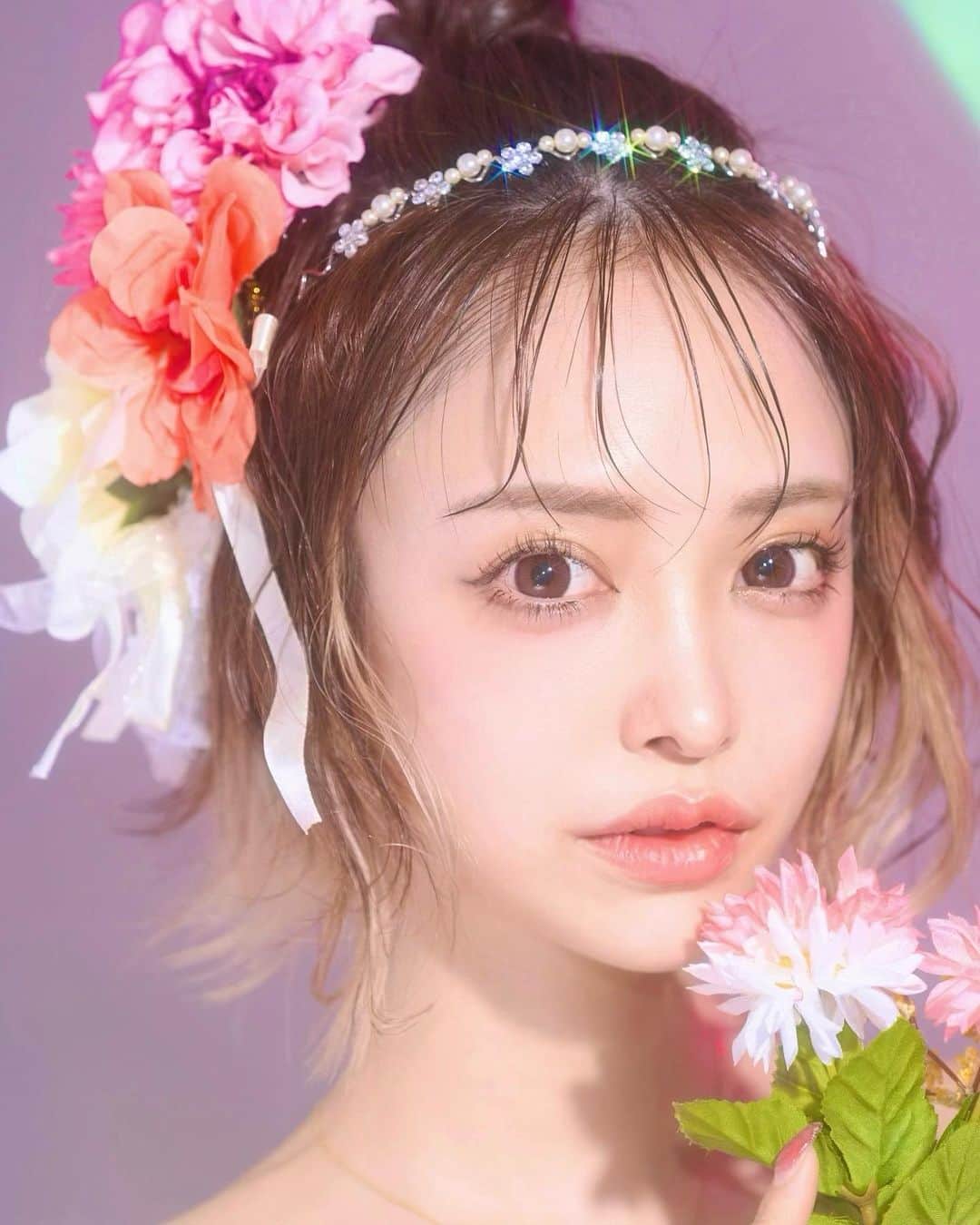 サキ吉さんのインスタグラム写真 - (サキ吉Instagram)「姉agehaの撮影の時📸 頭にお花たくさんつけて貰った🌷💗 どかな？😶💭 ． ． ．  #shooting #撮影 #姉ageha」6月14日 20時49分 - sakikichi1201