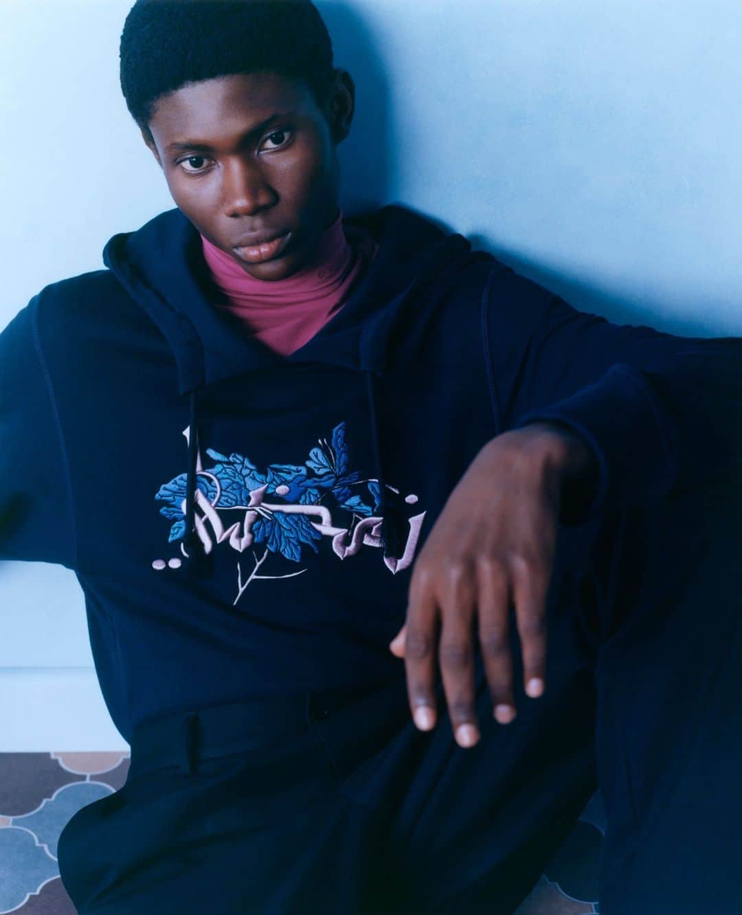 カシミ オムのインスタグラム：「Our Autumn Winter 23 collection continues exploring the narrative of a nomadic wanderer, whilst focusing on craftsmanship and art. ⁠ ⁠ Featured here, is our HAIDAR EMBROIDERED HOODIE in BLUE MARINE - part of our seasonal artist collaboration with textile designer Hadeyeh Badri. ⁠ ⁠ Our first Autumn Winter drop is available to shop online now.⁠ ⁠ ⁠#QASIMIAW23⁠ ⁠ Photographer: Lucie Rox @lucieroxxx⁠ Stylist: Nell Kalonji @nellkalonji⁠ Make-up: Celia Burton @celiaburtonmakeup⁠ Hairstylist: Sophie Jane Anderson @sophie_jane_anderson⁠ Set Designer: Hannah Georgia Currell⁠ Artist Collaboration: Hadeyeh Badri @hforhungry」
