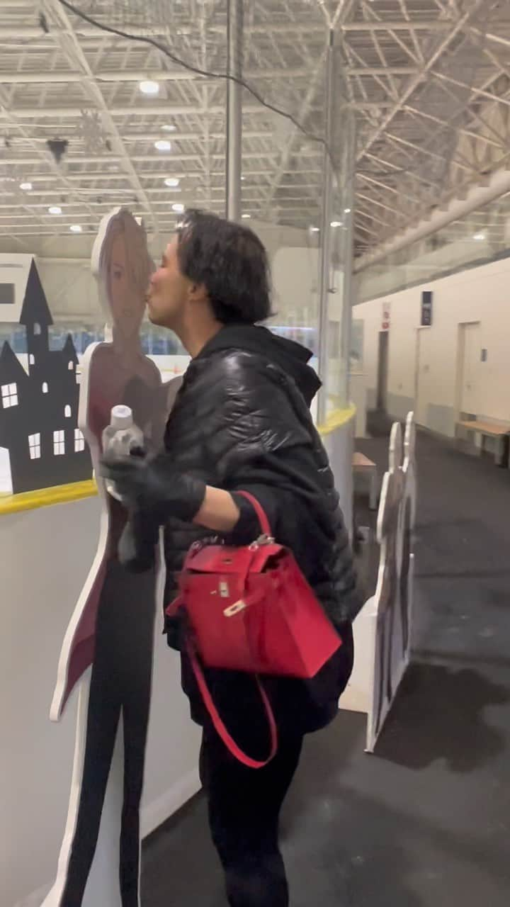 ジョニー・ウィアーのインスタグラム：「14.6.2023 Ran into some old friends today…⛸️ @yurionice_pr  🎥 Brenda @slambiel  #yurionice #yoi #figureskating #kiss」