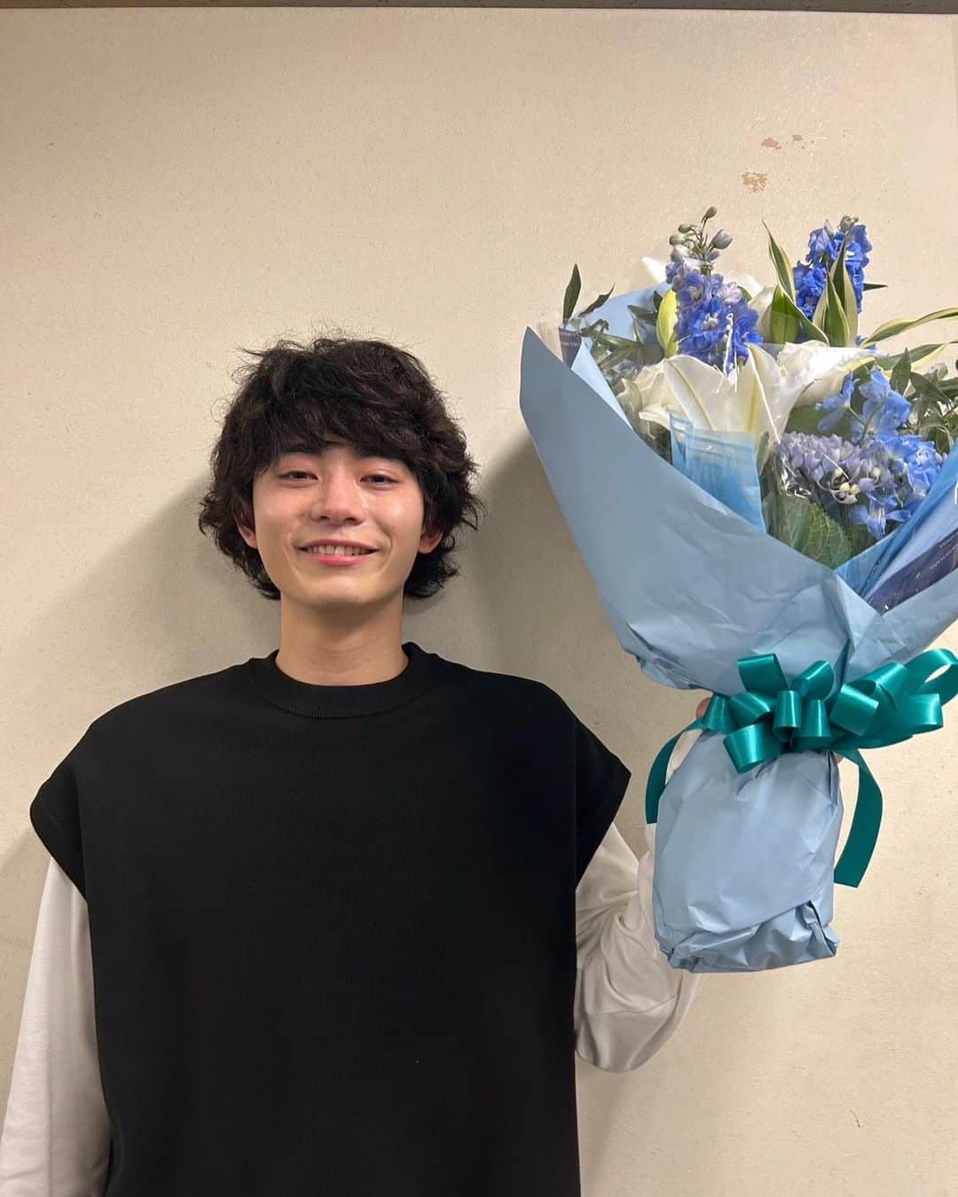 豊田裕大のインスタグラム：「「それってパクリじゃないですか？」最終話の放送です。  そして現場も先日、無事オールアップしました！ いつもアップする時は大体1人だったのですが今回は一緒に過ごしてきた多くの皆さんとアップすることが出来ました。 監督、共演者の方々と過ごした思い出が一気に蘇って花束を頂く時には涙が溢れていました、笑  現場に置いてあったけん玉もめちゃくちゃ上達したなぁ  それパク最後まで宜しくお願いします❗️」