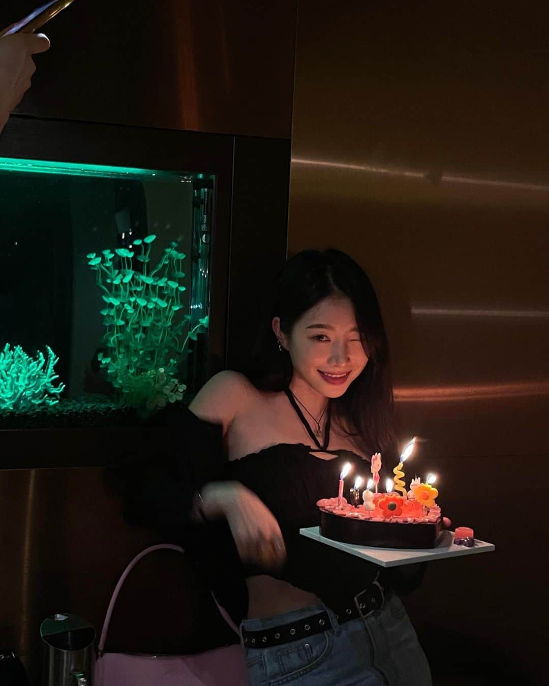 トキのインスタグラム：「우당탕탕 HBD 였다 ♥️🥳🥳🥳🥳🥳 ( 단체사진이요 기냥 제일 뿌연걸로ㅋㅋㅋㅋㅋ)」