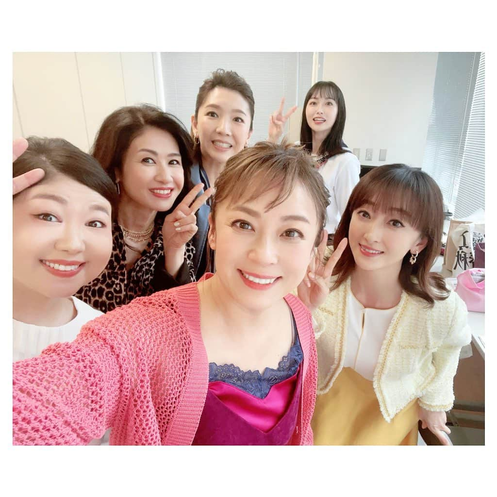 花總まりさんのインスタグラム写真 - (花總まりInstagram)「会見後にみんなで。今日はこの後初めての通し😅 ながーい一日でした。 今日は（も）早く寝ます😴 #sunny #韓国映画 #初舞台化 #瀬奈じゅん　さん #小林綾子　さん #馬場園梓　さん #佐藤仁美　さん #須藤茉麻　さん #花總まり」6月14日 20時46分 - hanafusamari_official