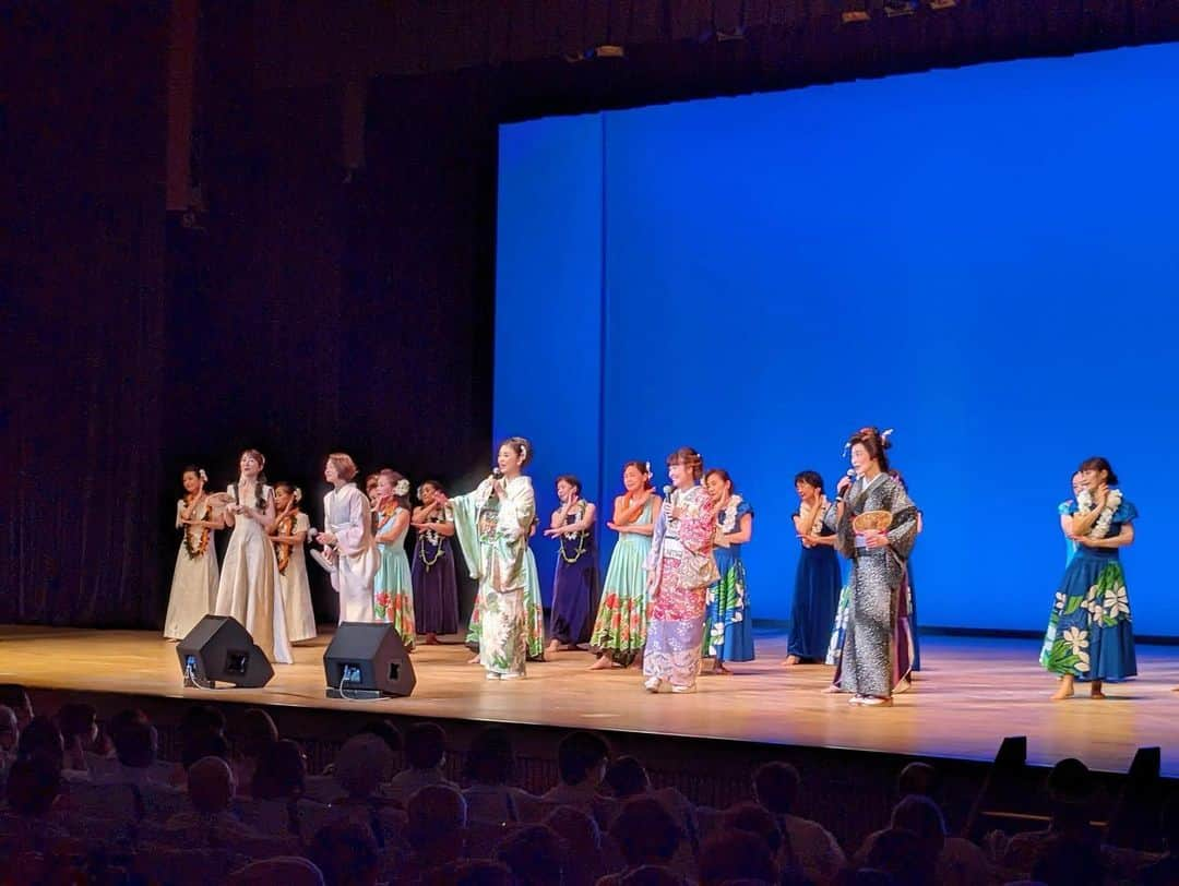 田川寿美さんのインスタグラム写真 - (田川寿美Instagram)「コロムビア演歌祭り！in仙台～‼️ お客様の拍手が波のように押し寄せて 心震えました。  新曲「下田の椿」は、皆さんのおかげで、  2023年6月2日 ~ 2023年6月8日 週間 USEN HIT 演歌/歌謡曲 ランキング 1位に なりました❗ あ～ん😆😆 嬉しいな ありがとうございます❗  #田川寿美#コロムビア演歌まつり#日本コロムビア#コンサート#宮城県#仙台#電力ホール#新曲#下田の椿#USEN#ランキング#1位#応援#ありがとうございます#頑張ります#演歌#歌謡曲#着物#Japanese#enka」6月14日 20時46分 - toshimi_tagawa