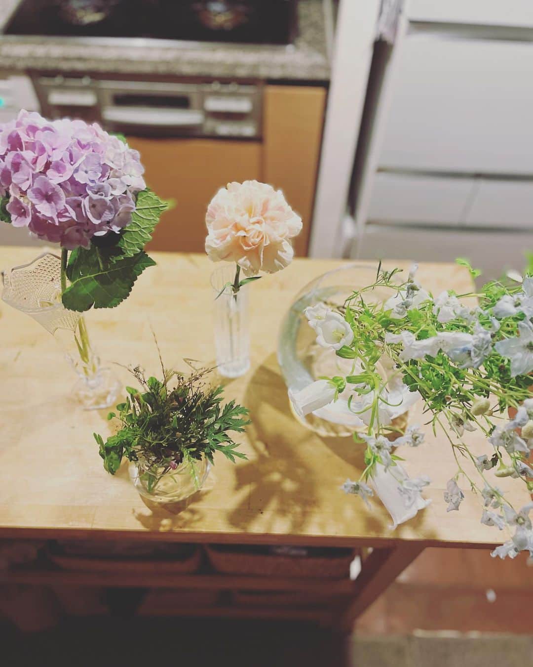 井上真帆のインスタグラム：「息子くんが道端でつんできた草たちも 生けて並べてみると いい感じ。  #井上真帆　#ナレーター　#MC #フリーアナウンサー　#ホリプロ  #こども手話ウイークリー　#手話勉強中　#声のお稽古  #ナレーション #花」