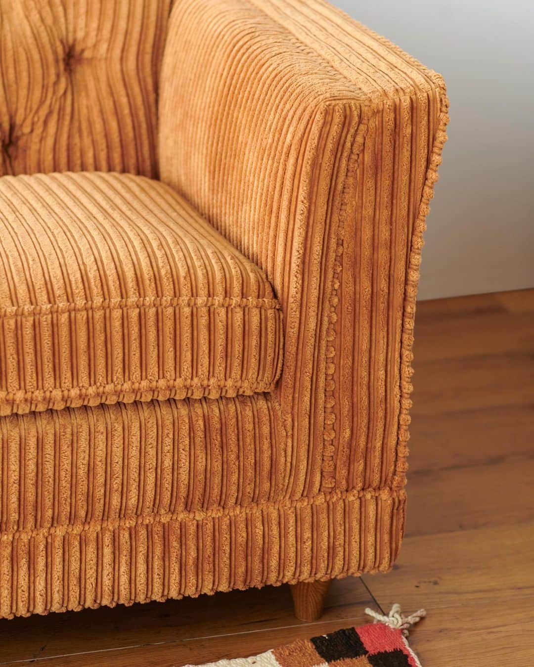 journal standard Furnitureさんのインスタグラム写真 - (journal standard FurnitureInstagram)「言わずと知れたACME Furnitureの代表的なソファ"LAKEWOOD SOFA" ⁡ 200年以上の歴史をもつイギリスの名品、チェスターフィールドソファのような重厚感と生活に馴染みやすいカジュアルさを持ち合わせ、80年代のユーズドソファを元に現代のライフスタイルに合わせ日本の一般家庭でも使いやすいようサイズダウンしてデザインしました。 ⁡ コットン100%のオリジナルの張地は肌触りが抜群によく、素肌で触れていたいほど！ ⁡ ---- ⁡ LAKEWOOD SOFA ⁡ W1800 (2P) ￥268,950 Ｗ2140 (3P) ￥295,900 ⁡ col : ブルーグレー、マスタード ⁡ ---- ⁡ #journalstandardfurniture #acmefurniture #vintage #americanvintage #sofa #chesterfieldsofa #chesterfield #livingroom #livingroominterior #sofadesign」6月14日 20時48分 - js_furniture