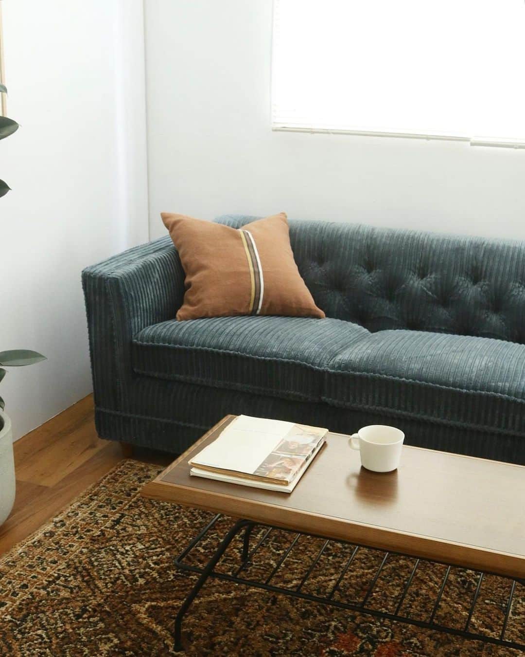 journal standard Furnitureさんのインスタグラム写真 - (journal standard FurnitureInstagram)「言わずと知れたACME Furnitureの代表的なソファ"LAKEWOOD SOFA" ⁡ 200年以上の歴史をもつイギリスの名品、チェスターフィールドソファのような重厚感と生活に馴染みやすいカジュアルさを持ち合わせ、80年代のユーズドソファを元に現代のライフスタイルに合わせ日本の一般家庭でも使いやすいようサイズダウンしてデザインしました。 ⁡ コットン100%のオリジナルの張地は肌触りが抜群によく、素肌で触れていたいほど！ ⁡ ---- ⁡ LAKEWOOD SOFA ⁡ W1800 (2P) ￥268,950 Ｗ2140 (3P) ￥295,900 ⁡ col : ブルーグレー、マスタード ⁡ ---- ⁡ #journalstandardfurniture #acmefurniture #vintage #americanvintage #sofa #chesterfieldsofa #chesterfield #livingroom #livingroominterior #sofadesign」6月14日 20時48分 - js_furniture