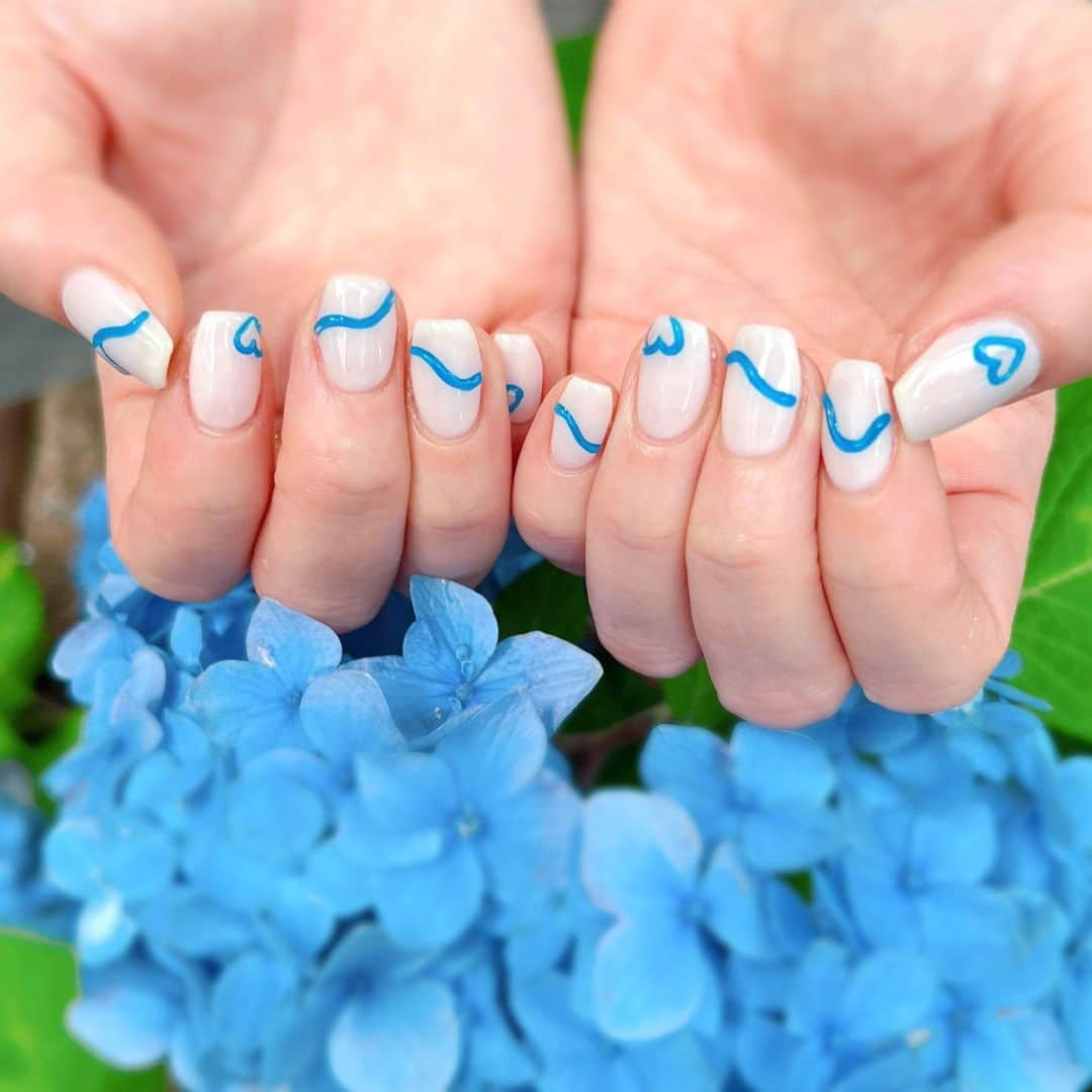 中島彩さんのインスタグラム写真 - (中島彩Instagram)「Newnailは ブルーでぷっくりデザイン💙  スクエアにちゅるんとしたホワイトベース、 鮮やかなブルーのアートがお気に入り💙💙  鮮やかな紫陽花と一緒に👦が写真撮ってくれた🫶🏻💙  @silkderiver  @_silk.kaori  #ぷっくりネイル  #うねうねネイル #ブルーネイル  #韓国ネイル #スクエアネイル #元町ネイルサロン  #シルクドリバー  #ネイルデザイン  #夏ネイル」6月14日 20時48分 - aya.n.aya