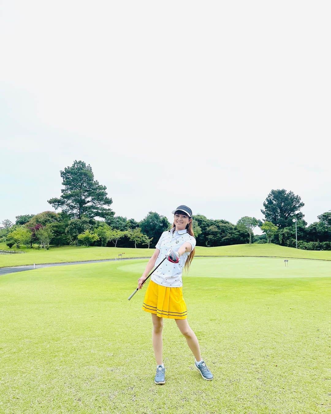 石黒彩のインスタグラム：「いつかのゴルフ⛳️  テーラーメイドコーデ✨ め〜〜っちゃ動きやすい✨  かなりおすすめです🌟  しかも本当可愛い❤️❤️ 久々にショートソックス履いたけど めちゃ良かった✨  @taylormade_golf_japan_apparel_  @taylormade_golf_japan   #ゴルフ #ゴルフ女子 #ゴルフ好きな人と繋がりたい  #テーラーメイド #コーデ  #タクシー #楽しい」