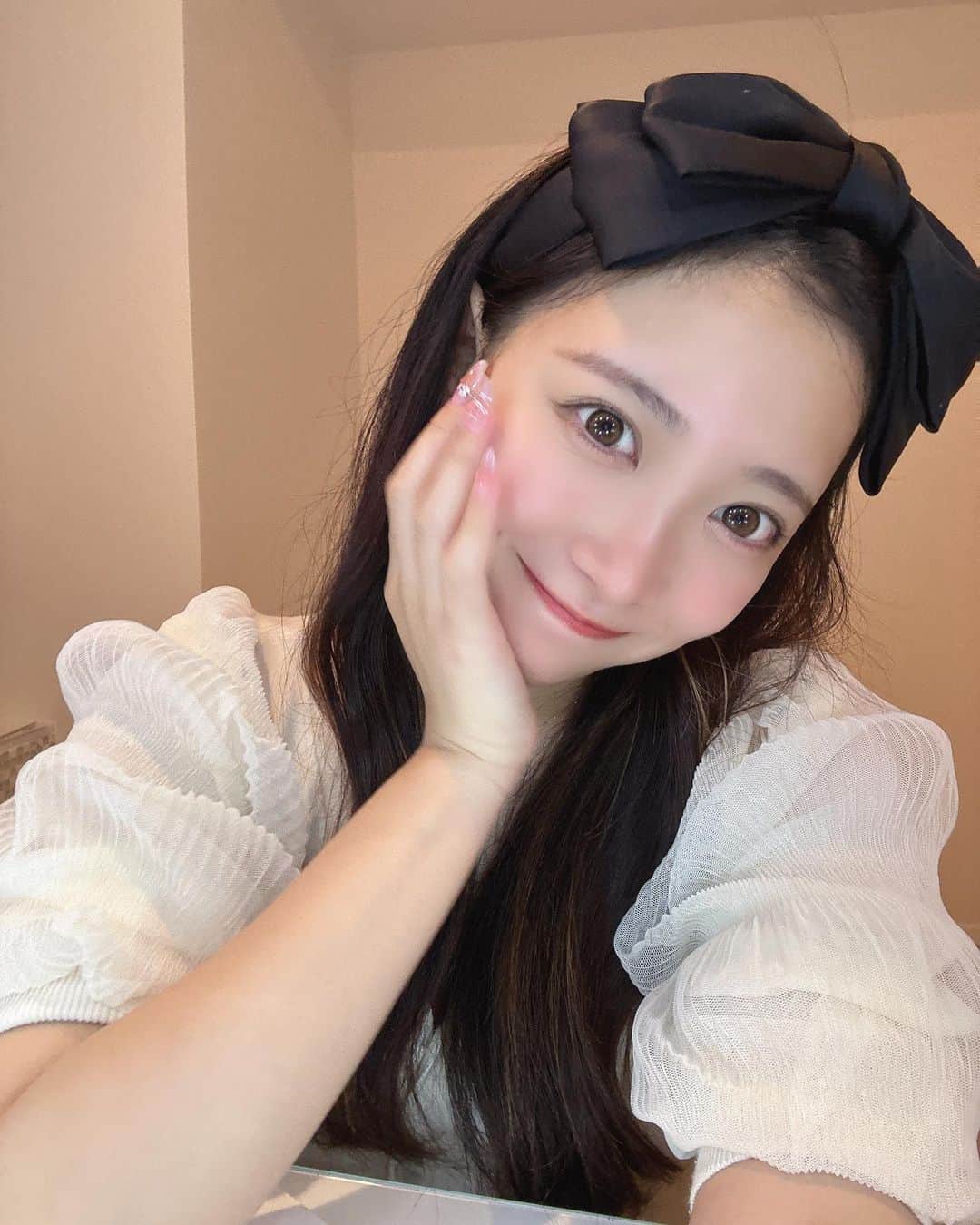 のインスタグラム：「でっかいリボン！🎀 ° #リボンアレンジ #カチューシャ #りぼん #ヘアアレンジ #ヘアアレンジ簡単」