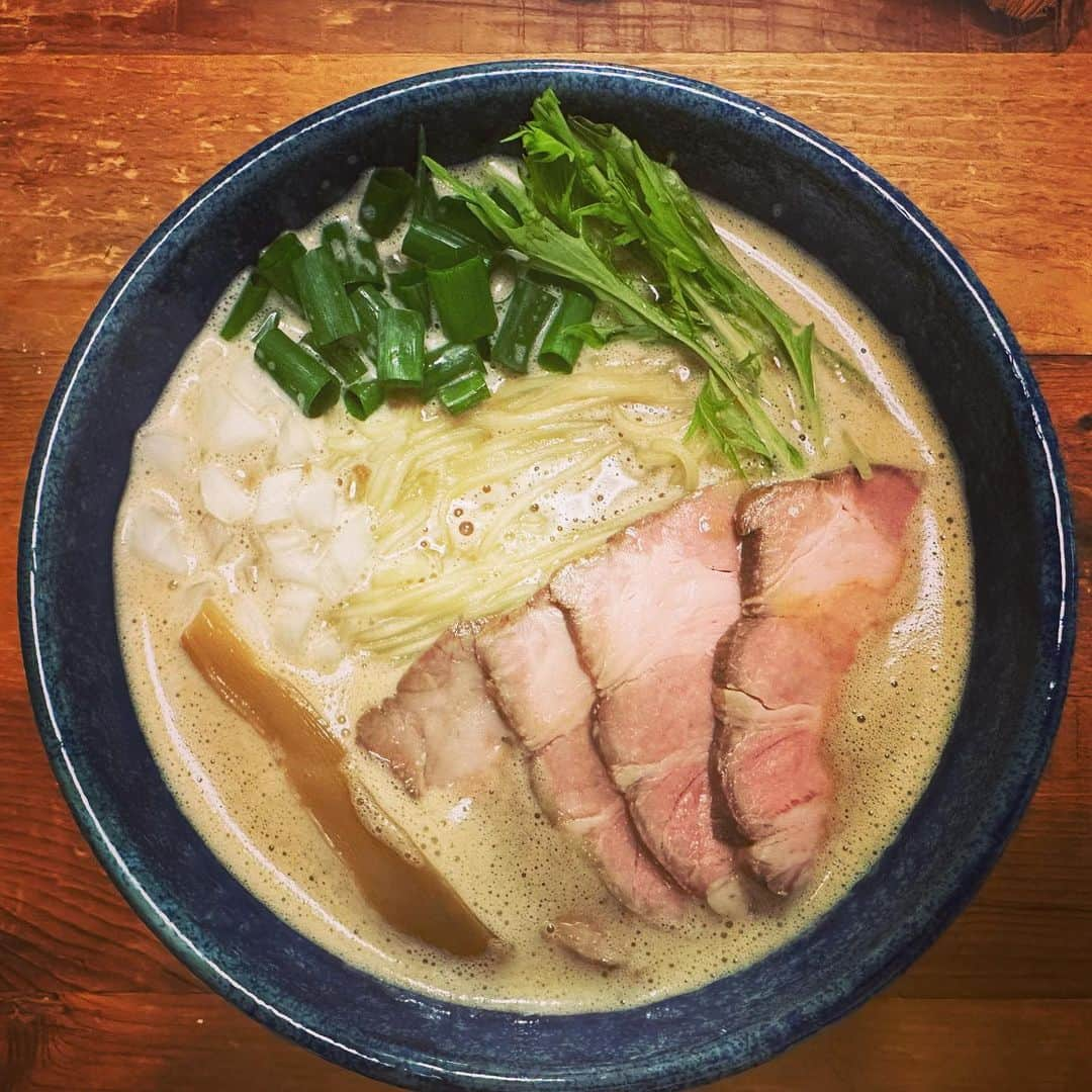 Hisatomiさんのインスタグラム写真 - (HisatomiInstagram)「自作ラーメン史上過去一のパイタン醬油出来た記念📷  クソ美味かった🥹  おそらく決め手は低温調理器で煮出した煮干鶏油🐓  そして、スープを炊いてる横で思っ切りリリック書いてます😂  #自作ラーメン #食キングバイブス #どこに向かってんねん」6月14日 20時57分 - hisatomi1983