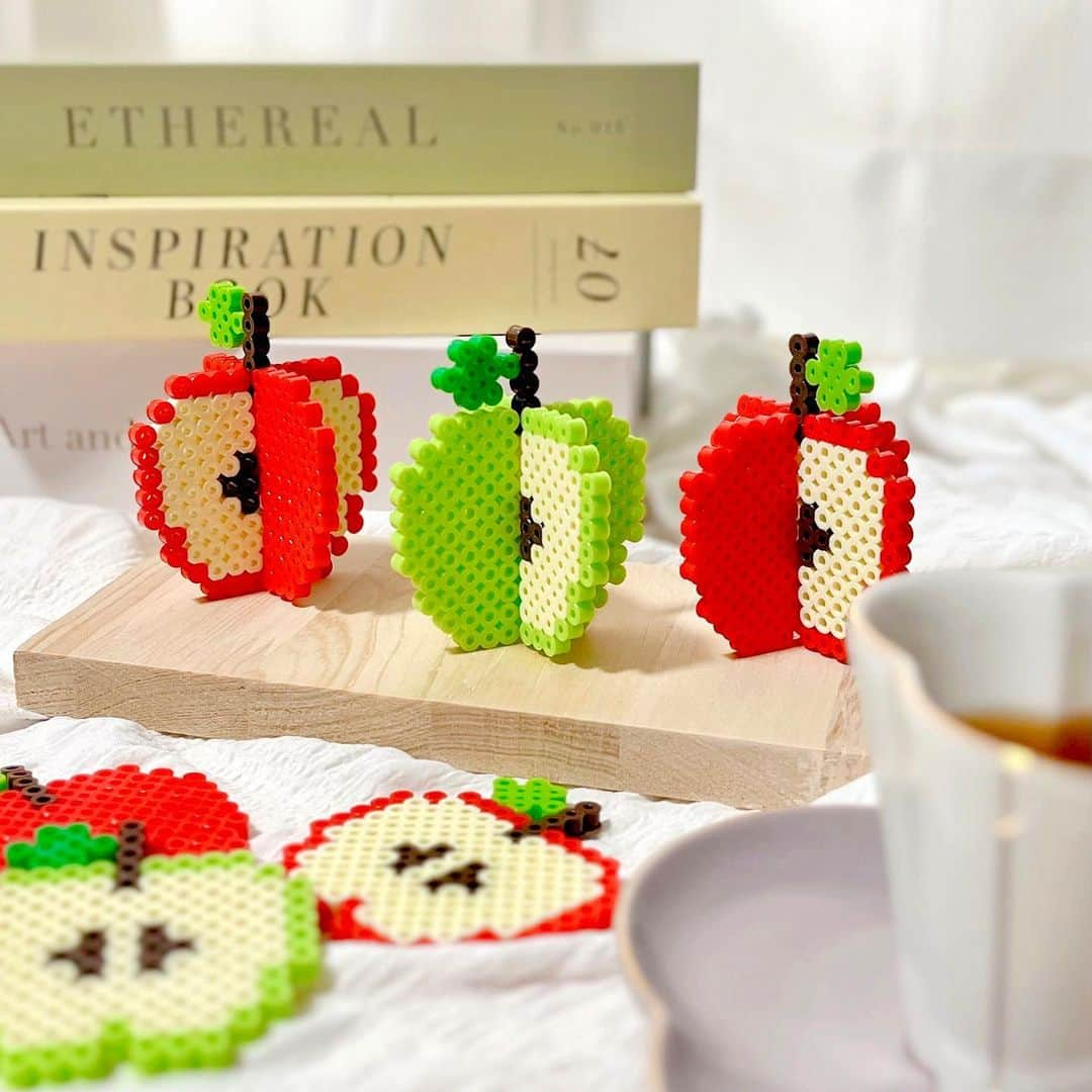 PerlerbeadsJP（パーラービーズ）さんのインスタグラム写真 - (PerlerbeadsJP（パーラービーズ）Instagram)「𖠰𖠰𖠰 “パーラービーズ”をお子さまだけでなく大人の方にもよりお楽しみ頂けるようなビーズアートアイデアをご紹介♪  第６弾は「フルーツオブジェ」  平面のパーツを組み合わせて作る、立体のフルーツオブジェです。  並べて飾れば可愛らしさ満点⭐︎  図案シートはパーラービーズ公式サイトにて掲載しております。プロフィール欄のリンクからぜひ遊びに来てくださいね♪ ▶︎ @perlerbeads_jp  また、公式ホームページにはパーラービーズをさらに楽しんで頂けるよう、ビーズカラーリストを公開中です。こちらもぜひご活用ください♡ https://www.kawada-toys.com/brand/perlerbeads/colorlist/  ※ ビーズの穴が完全につぶれてしまうほど溶かしてしまうとパーツがうまく組み合わさらない場合がありますので、溶かし過ぎないのがポイントです。アイロンをかけた時にビーズの粒がアイロンペーパー越しに透けて見えますので、少しずつ溶け具合を確認しながらアイロンがけをして頂くことをおすすめいたします。 ※図案シートをパソコン等で出力される際は、印刷設定を等倍にして頂きますと、プレートサイズとぴったりの状態でお楽しみ頂けます。 ╍ ╍ ╍ ╍ ╍ ╍ ╍ ╍ ╍ ╍ ╍ ╍ ╍ ╍ ╍ ╍ ╍ ╍ ╍ ╍ ╍ ╍ #アイロンビーズ #ironbeads #perlerbeads #パーラービーズ #beadsart #フルーツモチーフ #フェイクフルーツ #ハンドメイド初心者 #アイロンビーズ立体 #プチDIY #簡単DIY @kawadatoys_official」6月14日 20時50分 - perlerbeads_jp