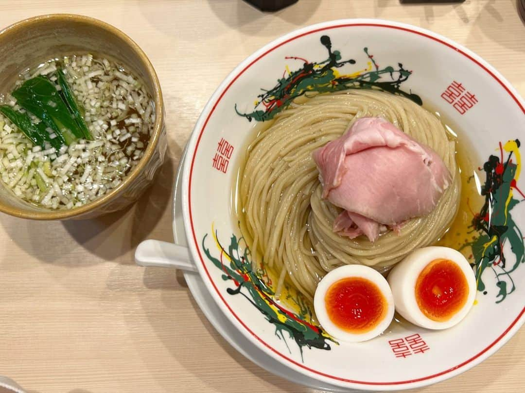 本谷亜紀のインスタグラム：「つけめん金龍 昆布水に入った麺はまずはそのまま食べる👍そして、次はお塩をつけて。最後につけ汁へ。何変化も楽しかった🙏  ㅤㅤㅤㅤㅤㅤㅤㅤㅤㅤㅤㅤㅤ いつも並ぶけど、大雨の日だったのですんなりと入れました🫡 ここは姉妹店に 「らぁめん小池」「中華蕎麦にし乃」「キング製麺」とあるけどほんとどこも異常においしい🥹  ワンタンもおいしい！ ㅤㅤㅤㅤㅤㅤㅤㅤㅤㅤㅤㅤㅤ 麺が、すごいのよ。 #つけめん金龍 #神田ラーメン　#神田ランチ  #ラーメン #らーめん #麺スタグラム #つけ麺 #ランチ #中華そば #🍜」