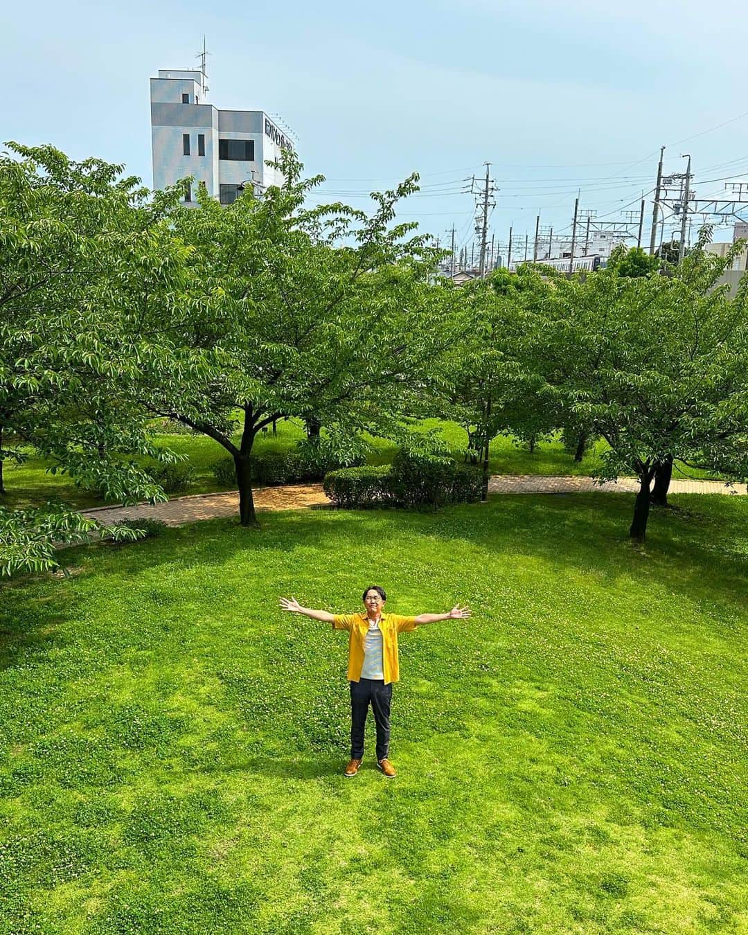 金子貴俊のインスタグラム：「UFOを呼んでる  わけじゃないよ😁 撮影での一コマ。」