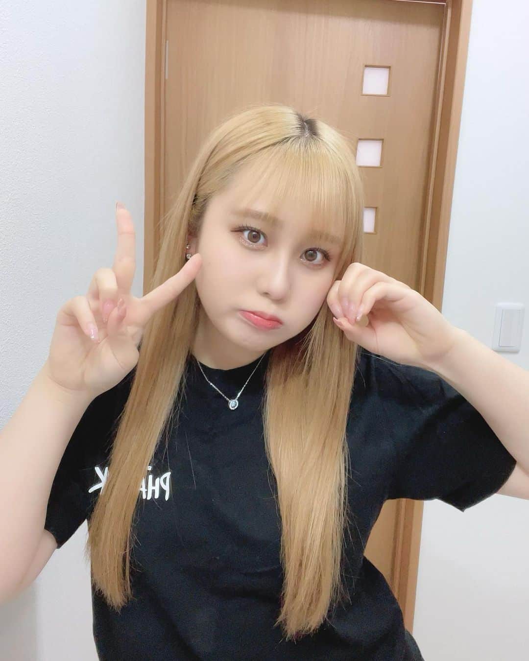 のインスタグラム：「昨日の6月13日で20歳になりました😚🤍 やっとや〜！！！！！ 沢山のお祝いの言葉ありがとうございました🥹🌟 20歳も楽しみます！！ . そしてひとつ報告あります！ @bar_.one1 で従業員として働いてます🤭 急な報告ですみません。💦 やってみたいと思い挑戦しようと思ったのが理由です。 これからはsnsとBAR両立で頑張っていきたいと思ってます❤️‍🔥 ストーリーに出勤した時お知らせするのでチェックしてほしいです^^ そして！！！ 今週末の16~18日、金土日でbirthdayイベントさせてもらいます🤧🤧 やっと20歳なったのでBARに1杯でも良いので乾杯しに来てください〜🤌 birthdayシャンパンも可愛くできたので是非見に来てください❤️‍🔥 . YouTubeについては来週投稿します！ お楽しみに🤩🤩🤩」