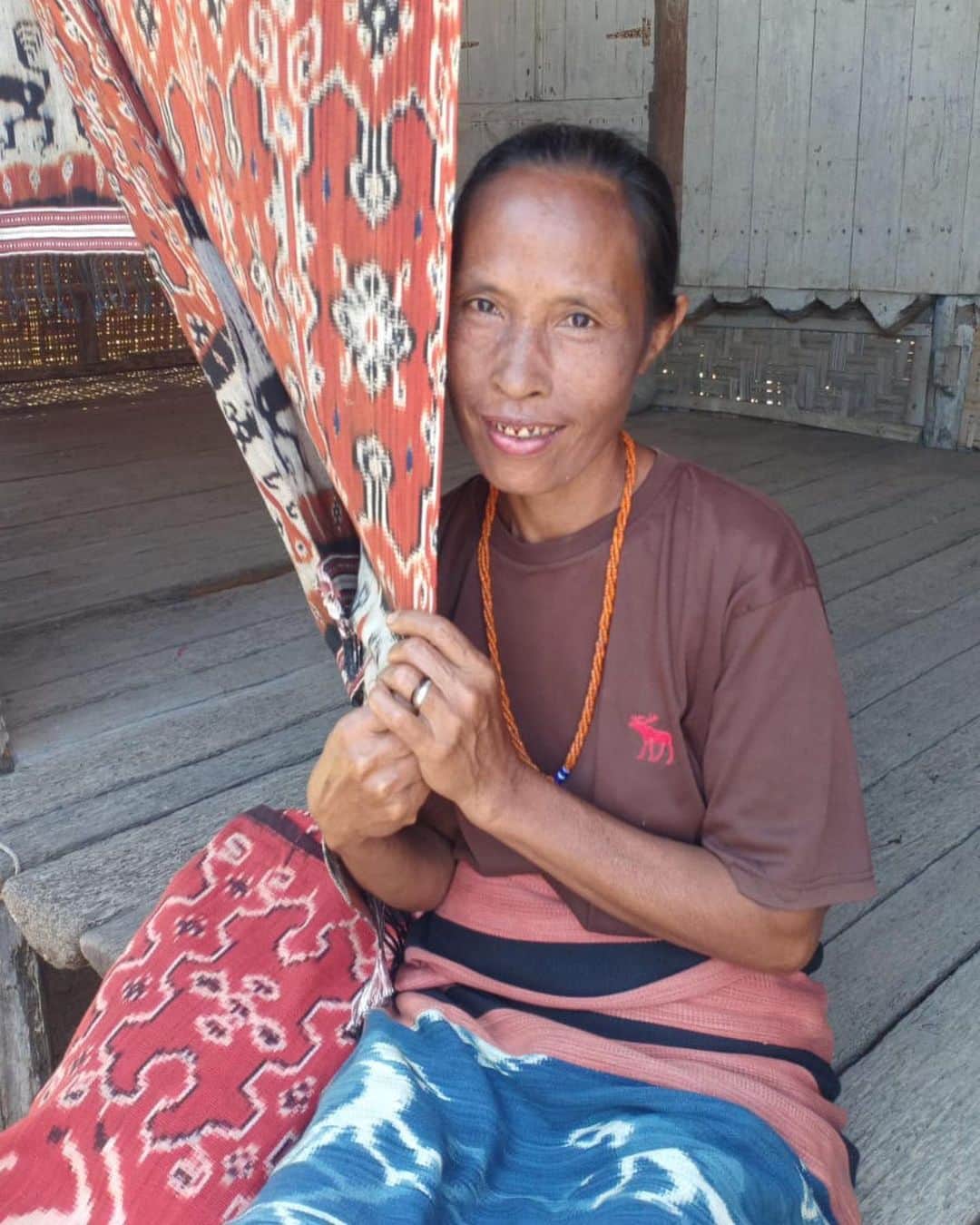 ベックスロックスのインスタグラム：「#Meetthemakers  ⠀⠀⠀⠀⠀⠀⠀⠀⠀ Meet Rambu Maria Ana Amah, One of our beautiful artist weavers that’s makes some of the finest naturally dyed Ikats with all the women in her family.  Working with the root  Morinda citrifolia to create the vibrant reds and tarum leaves for indigo.  ⠀⠀⠀⠀⠀⠀⠀⠀⠀ This stunning Mawarani Ikat is the symbol of Courtship, loyalty and love.  ⠀⠀⠀⠀⠀⠀⠀⠀⠀ The Morning Star ikat aka ‘Mawarani” motif also known as the twilight star symbolises our family unit. It is believed within the local communities that the morning star gifts us with guidance and information in order to overcome problems within the family and is used a medium to ward off negativity. ⠀⠀⠀⠀⠀⠀⠀⠀⠀ We have a small selection of these beautiful threads all of one of a kind to use for the home or to transform into Wearable art pieces.  ⠀⠀⠀⠀⠀⠀⠀⠀⠀ DM for more info.  ⠀⠀⠀⠀⠀⠀⠀⠀⠀ ⠀⠀⠀⠀⠀⠀⠀⠀⠀ #TrusttheProcess  #TheArtOfSlow #ArtisanalLuxury #indigenousthreads #womensupportingwomen #textileArt」