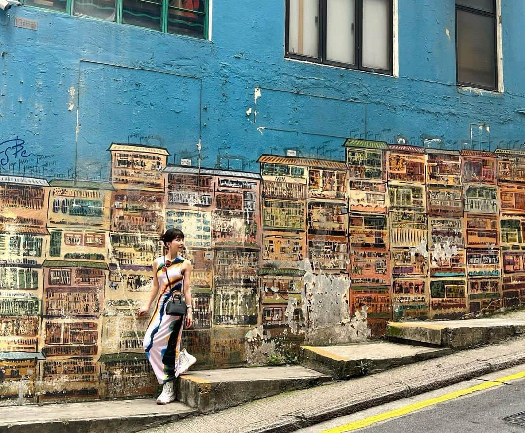 三好ユウさんのインスタグラム写真 - (三好ユウInstagram)「香港オールドタウン🇭🇰 Old Town Central in Hong Kong. ⁡  香港島北西部に位置する中環、セントラル。 ウォールアートが多数点在！お陰でお散歩が楽しい🎨 （ハワイのカアココ等とはまた全く違う雰囲気）  ⁡ 何度か訪れている香港ですが 九龍エリアばかりな私にとって 新旧がごちゃっと入り混じった どこかノスタルジックな雰囲気が新鮮でした✨ ⁡ ⁡ 「羅富記粥麵専家」で食べるローカルお粥も美味しい😋 70年代風の雑多な店内も異国間を増長、 良い味出してくれていました⭕️ ⁡ ⁡  #香港旅行#ウォールアート巡り#香港#撮影スポット#中環#タビジョ#女子旅#海外旅行#旅行好きな人と繋がりたい#hongkong #hongkongtrip #travelaboard #overseatrip#japanese #trip#tripgram #旅游#여행스냅」6月14日 20時57分 - yuu_5240