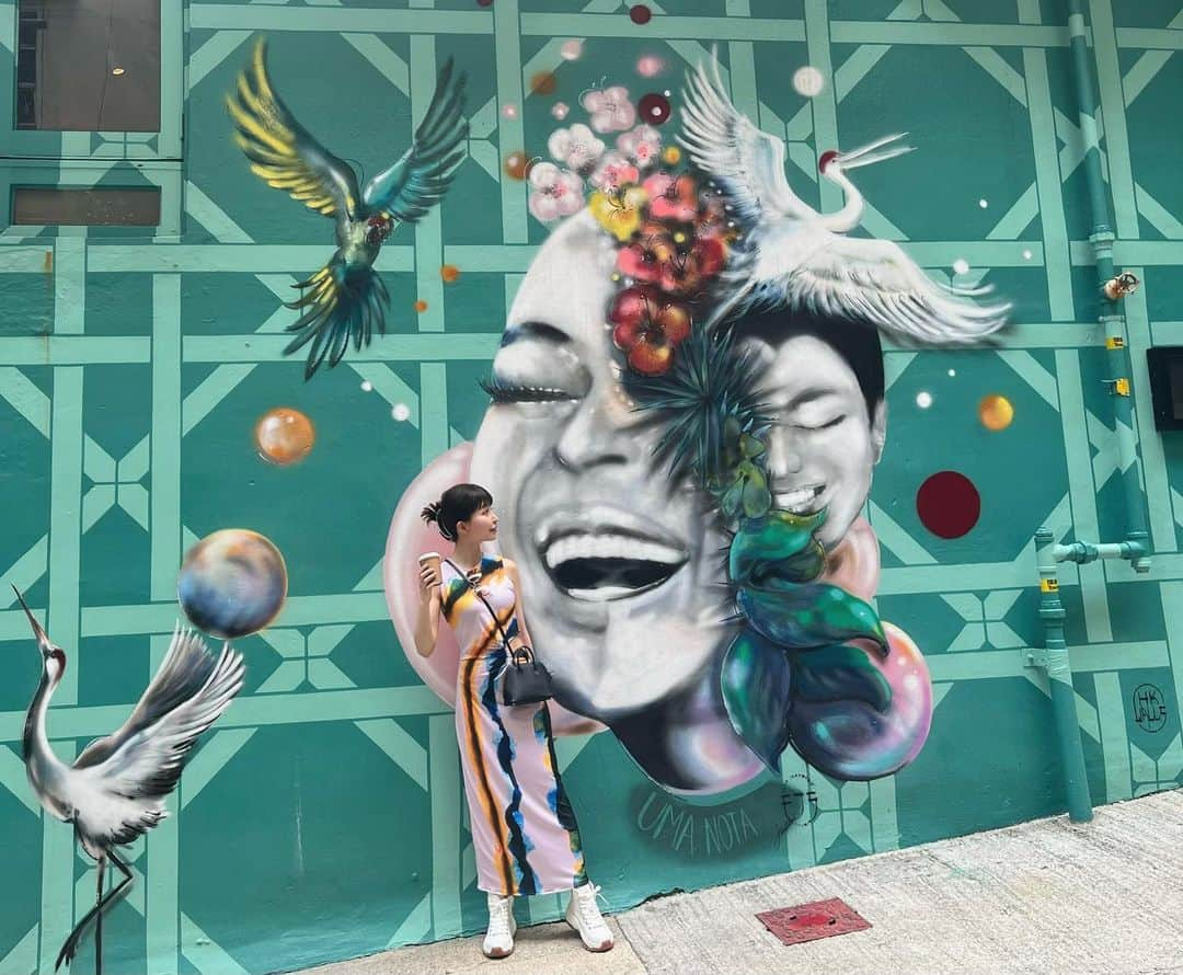 三好ユウさんのインスタグラム写真 - (三好ユウInstagram)「香港オールドタウン🇭🇰 Old Town Central in Hong Kong. ⁡  香港島北西部に位置する中環、セントラル。 ウォールアートが多数点在！お陰でお散歩が楽しい🎨 （ハワイのカアココ等とはまた全く違う雰囲気）  ⁡ 何度か訪れている香港ですが 九龍エリアばかりな私にとって 新旧がごちゃっと入り混じった どこかノスタルジックな雰囲気が新鮮でした✨ ⁡ ⁡ 「羅富記粥麵専家」で食べるローカルお粥も美味しい😋 70年代風の雑多な店内も異国間を増長、 良い味出してくれていました⭕️ ⁡ ⁡  #香港旅行#ウォールアート巡り#香港#撮影スポット#中環#タビジョ#女子旅#海外旅行#旅行好きな人と繋がりたい#hongkong #hongkongtrip #travelaboard #overseatrip#japanese #trip#tripgram #旅游#여행스냅」6月14日 20時57分 - yuu_5240