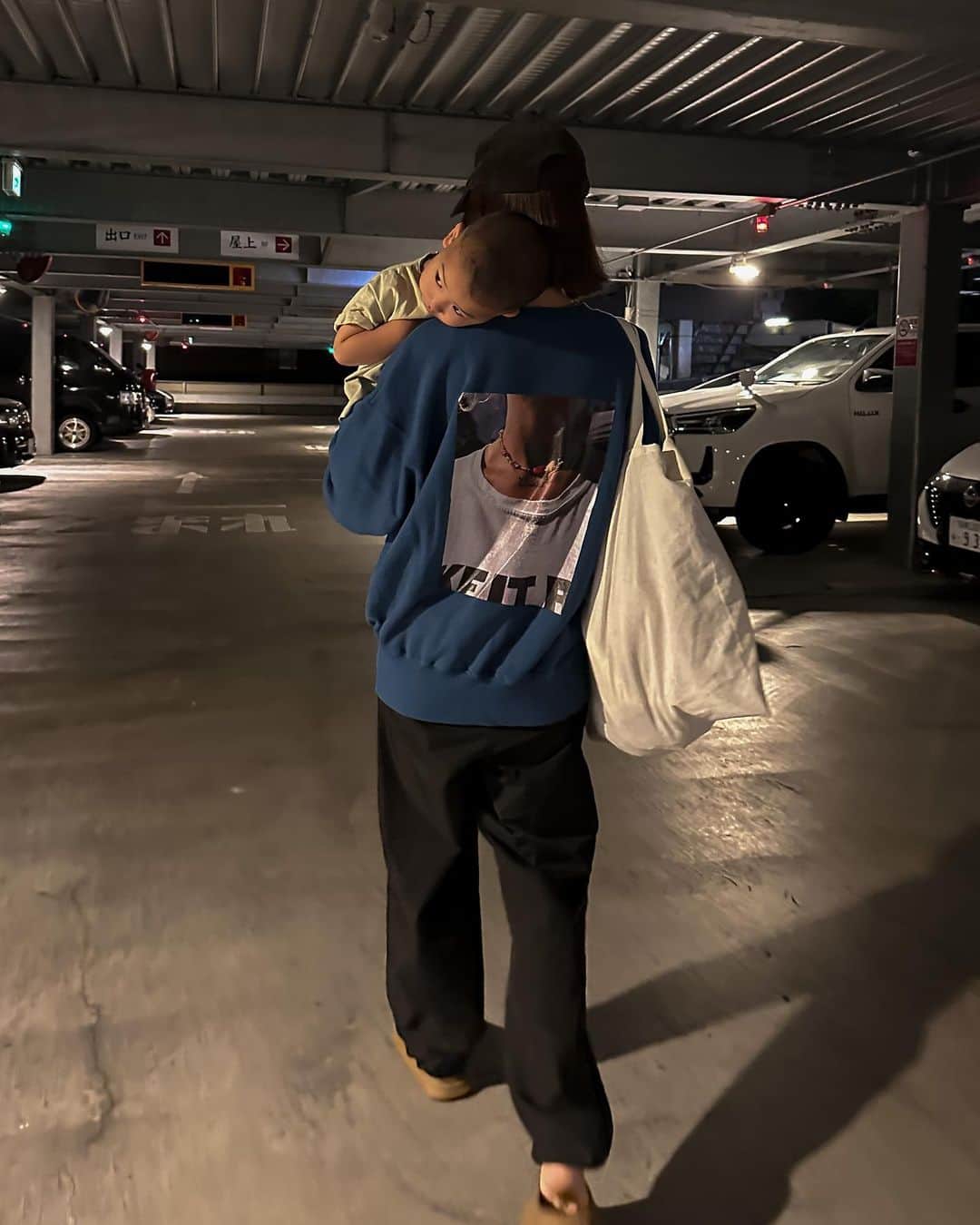 のインスタグラム：「なんだか肌寒い日が続いているので スウェット引っ張り出してきた♡  普段はパパっ子な小僧だけど たまにママ〜ってくるツンデレ具合がたまらないな👶  毎日コテンと寝る単細胞な小僧ちゃん😌らぶ  #cavezarosso #カベサロッソ #コーディネート」