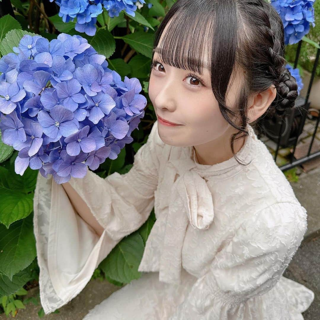 八木ひなたさんのインスタグラム写真 - (八木ひなたInstagram)「・  ・  梅雨大嫌いだけど紫陽花は大好き☁️  ・  ・  #自撮り #selfie #セルカ #fashion #love #メイク #instagood #code #selca #selfie  #셀카그램 #today #ootd #dailylook #instagood #いいね返し#instalike #instafashion #followme#アイドル#紫陽花#梅雨#雨#あじさい#アレンジ#髪の毛アレンジ#黒髪#黒髪ヘア#黒髪アレンジ#お団子#お団子アレンジ」6月14日 21時07分 - yagihinata