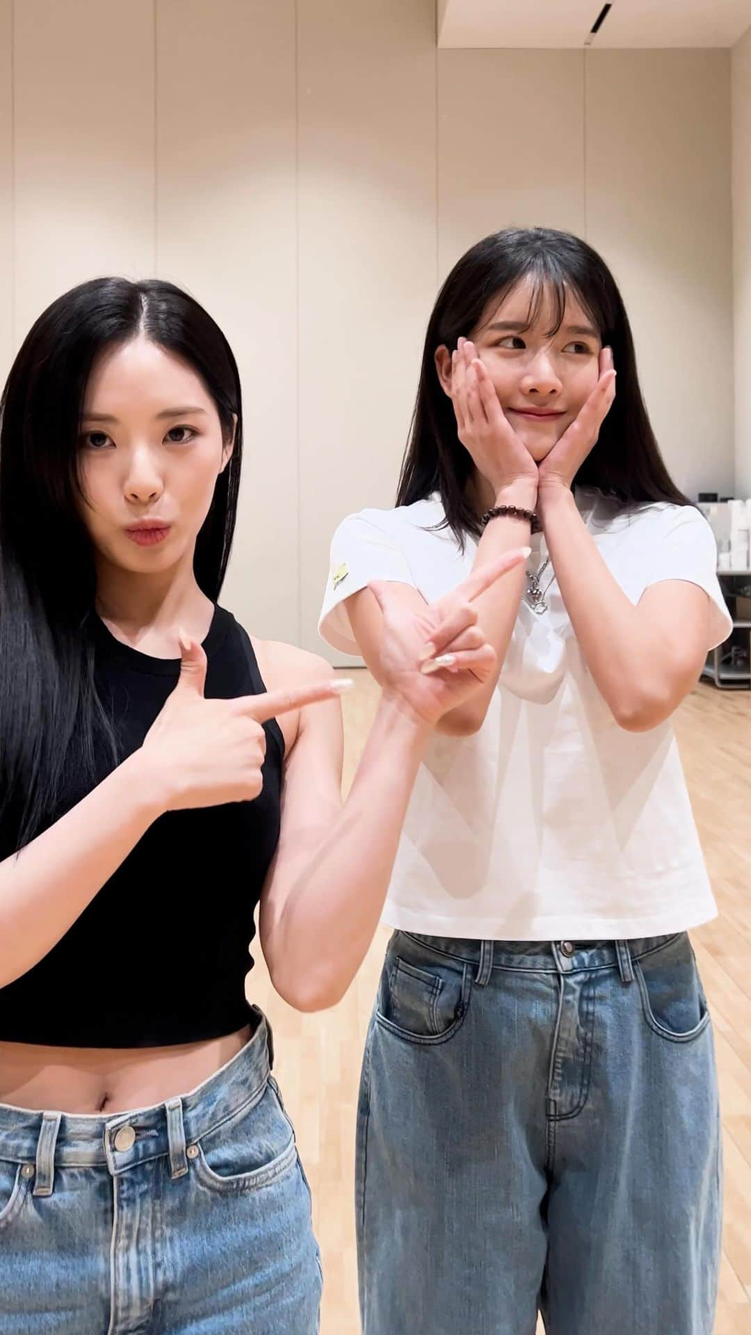 Mnetのインスタグラム：「우릴 향해 쏟아지는 Heart❤️ #menow #지원 #JIWON with #우주소녀 #엑시 #EXY @wjsn_cosmic #fromis_9 #프로미스나인 #flover」