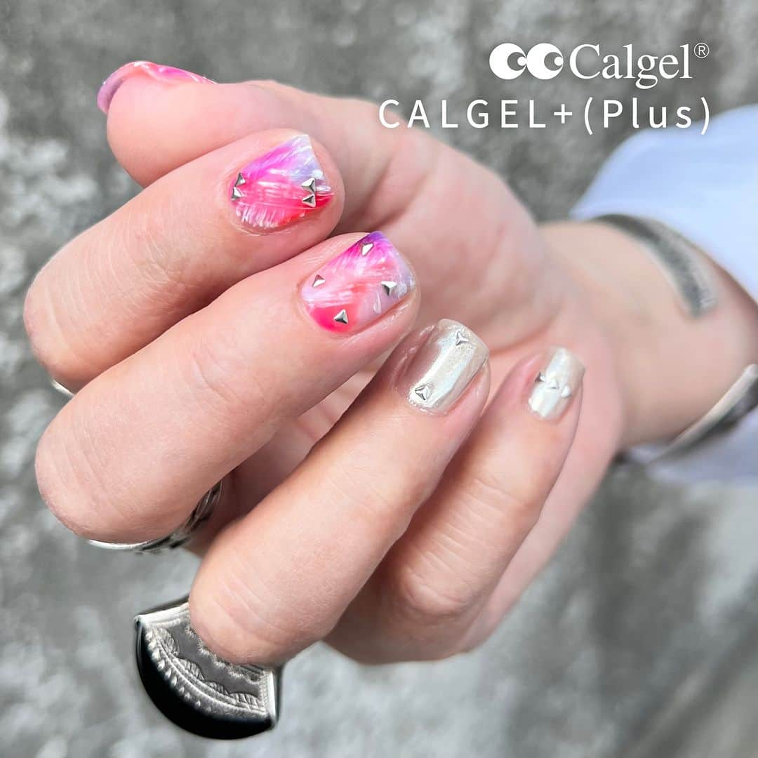 Calgelさんのインスタグラム写真 - (CalgelInstagram)「Neon × Studs  CALGEL+(Plus)『Limited Neon Collection』の ネオンカラーはショートネイルにもおすすめ♪  ミラーやスタッズとの相性も抜群です💯  #大人ネオン #カルジェル #Calgel #コスメティックカルジェル #カルジェル地爪スコア #Calgelist #カルジェリスト #爪にやさしい #オフがしやすい #ジェルストレスフリー #つけ心地最強 #美爪育成 #カルジェルプラス #ネオンカラーネイル #ネオンカラー #ミラーネイル #夏カラー #夏ネイル #スタッズネイル #タイダイネイル #大人ネイル #nails #칼젤 #네일 #美甲 #ongles #ногтикиев」6月14日 21時00分 - calgel_japan