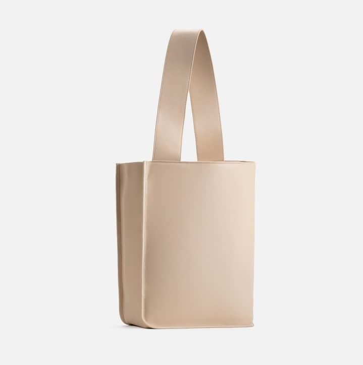 ローのインスタグラム：「The essential Summer carryall. Sleek, sculptural bucket-tote bag inspired by Irish architect Eileen Grey. Made with upcycled pebble leather.⁠ .⁠ .⁠ .⁠ #robags #upcycled #inspiredbyarchitects」