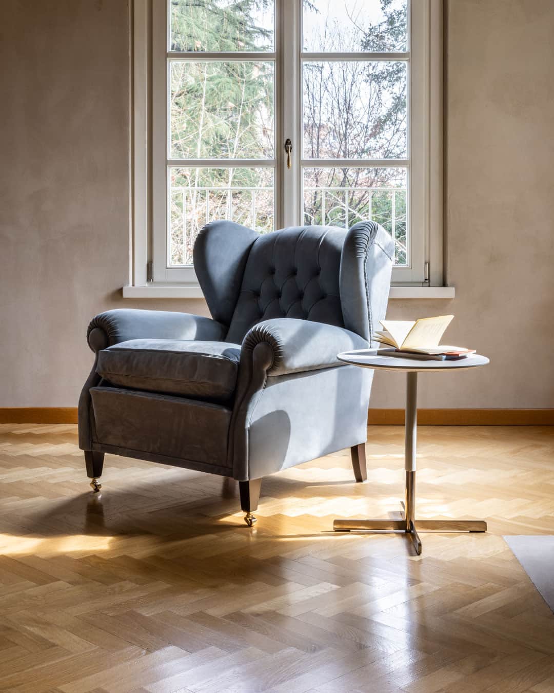 Poltrona Frauのインスタグラム：「Looking for the perfect seating solution for a sunlit corner? Check out the 1919 armchair designed by Renzo Frau and imagine yourself sinking into its luxurious leather upholstery.  What will you choose for entertainment, a good book or movie night?   #PoltronaFrau #RenzoFrau」