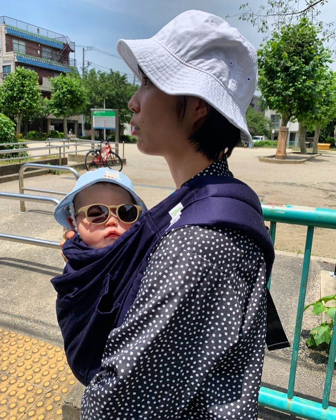 岩渕香里のインスタグラム：「.  東京の湿度にやられてます🥵 これから夏が来るなんて信じられない。  頑張って生きていこう。  紫外線対策はしっかりしないと。  僕の帽子は顎紐が食い込むようになっちゃったので もう少し大きい帽子で対策していきたいと思います。  #赤ちゃん #僕ちゃん #6か月ベビー #子育て #保育」