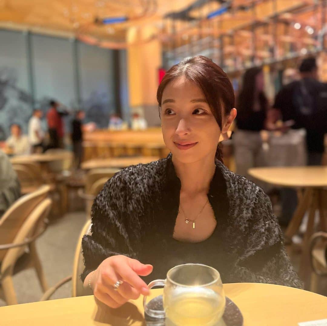 のインスタグラム：「自分がカフェでゆっくりして いるイメージがなさすぎる☕️ たまにはゆったり〜な時間も。 なんか凄くお洒落な空間でした。 . 今日はお休みで、映画も舞台も観て、充実でした。 どちらも劇場は満席で、 特に舞台は久しぶりの"劇場"の空気に触れて すごくわくわくした〜。  . たくさんエネルギーもらったので 明日からも頑張るぞー💫  #写真　#ポートレート　 #随手拍  #japanese #snapshot  #旅遊攝影 #拍攝　#寫真　 #攝影師　#互惠 #拍照　#台灣攝影師 #人像摄影　#攝影日常  #팔로우환영 #일상　#일상기록　#오오티디　#패션그램」
