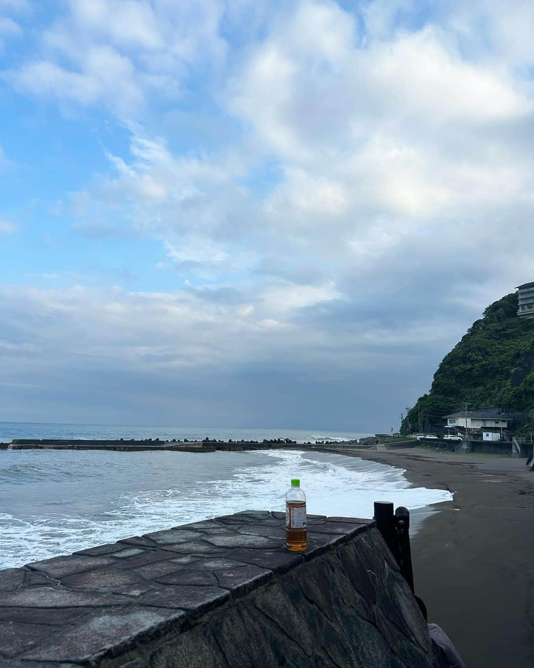 塩川裕美さんのインスタグラム写真 - (塩川裕美Instagram)「. 旅館最高だった伊豆熱川旅行🌊  . 部屋から海が見えるし 波の音と共に生活できて幸せだったし 雨予報も晴れたし 露天風呂景色さいこーだったし 旅館にいる間ほぼずっと呑んでたし また行きたいでしかない  . . . #伊豆熱川 #伊豆旅行 #熱海旅行 #熱海 #温泉旅館 #旅館 #海が見える旅館 #海が見えるホテル #プチ旅行 #旅行写真 #温泉巡り」6月14日 21時05分 - hiromin_0212