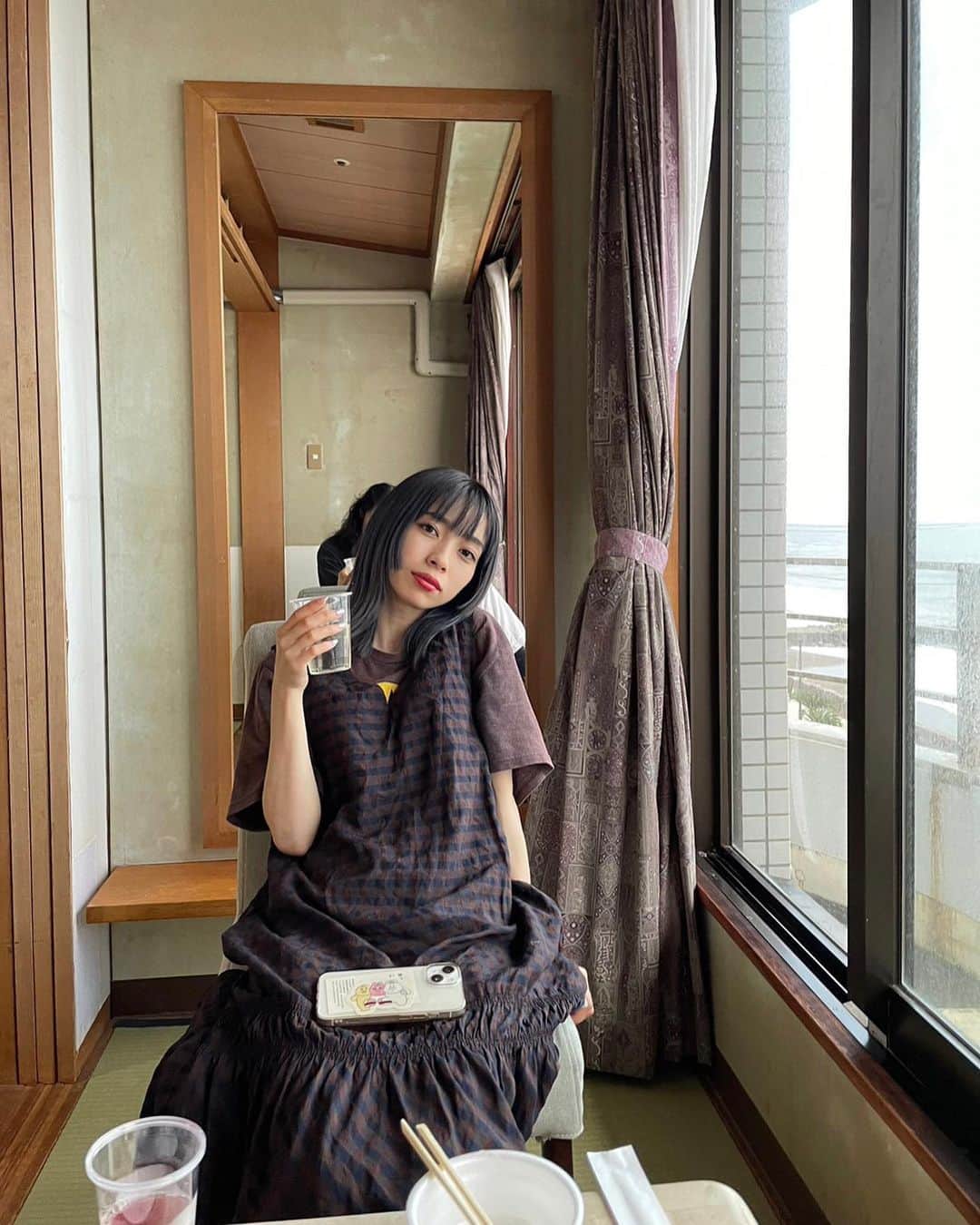 塩川裕美のインスタグラム：「. 旅館最高だった伊豆熱川旅行🌊  . 部屋から海が見えるし 波の音と共に生活できて幸せだったし 雨予報も晴れたし 露天風呂景色さいこーだったし 旅館にいる間ほぼずっと呑んでたし また行きたいでしかない  . . . #伊豆熱川 #伊豆旅行 #熱海旅行 #熱海 #温泉旅館 #旅館 #海が見える旅館 #海が見えるホテル #プチ旅行 #旅行写真 #温泉巡り」