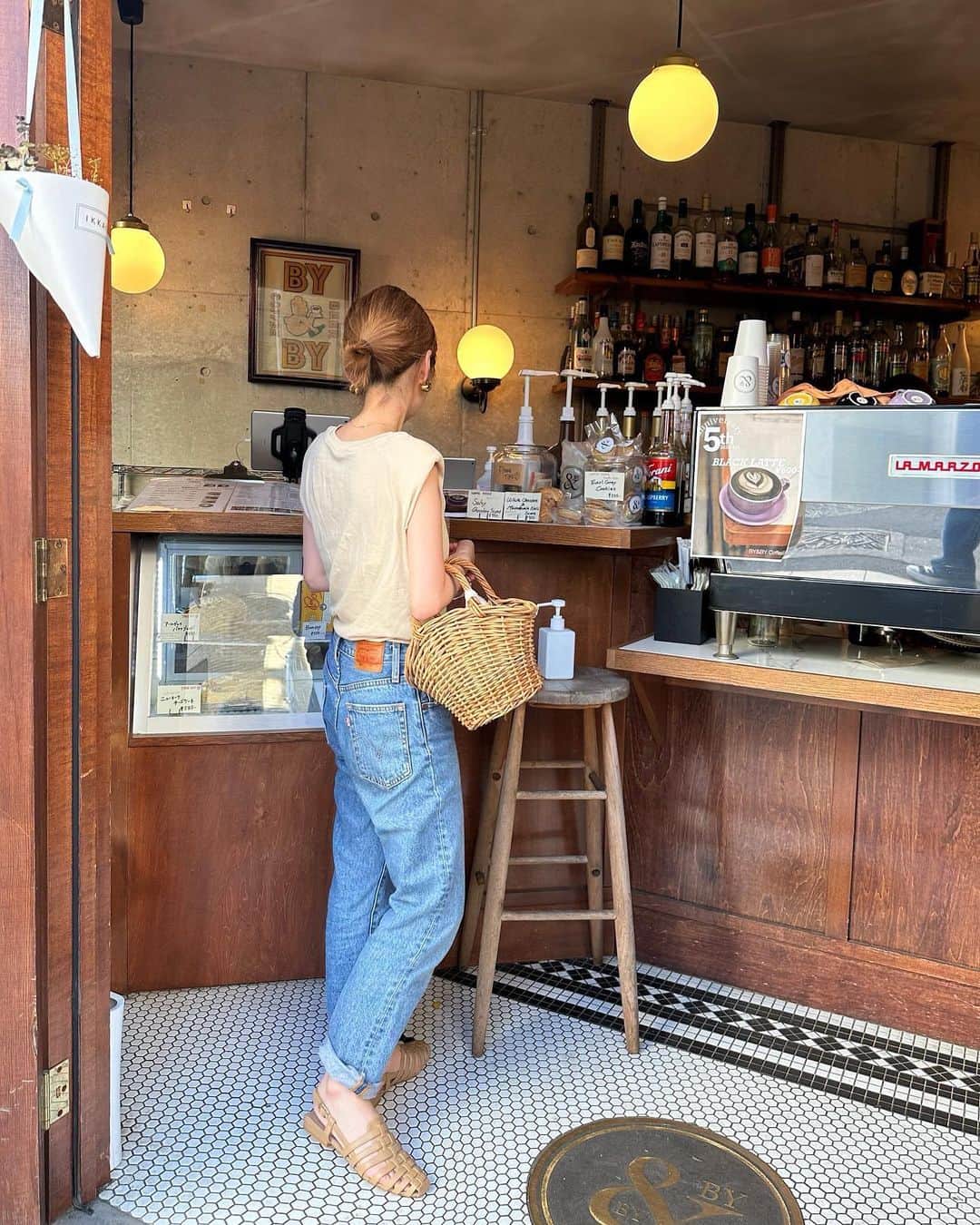 田畑佑莉のインスタグラム：「ice cream cookie sand🍪🍨🥄 まだ6月なのにタンクトップ着まくってる... グルカサンダルはコラボ商品👡🤍 ぺたんこで履き心地はもはやスリッパ並みに楽です◎  collaboration sandal @orientaltraffic_official × @lily02tbt   tank top @gu_for_all_  pants @ungrid_official @levis  bag @rakuten_official   #orientaltraffic #ungrid #denim #デニム#デニムパンツ #オリエンタルトラフィック #150cmコーデ #上町カフェ  #松蔭神社前 #松蔭神社前カフェ  #orientaltraficbyyuri」