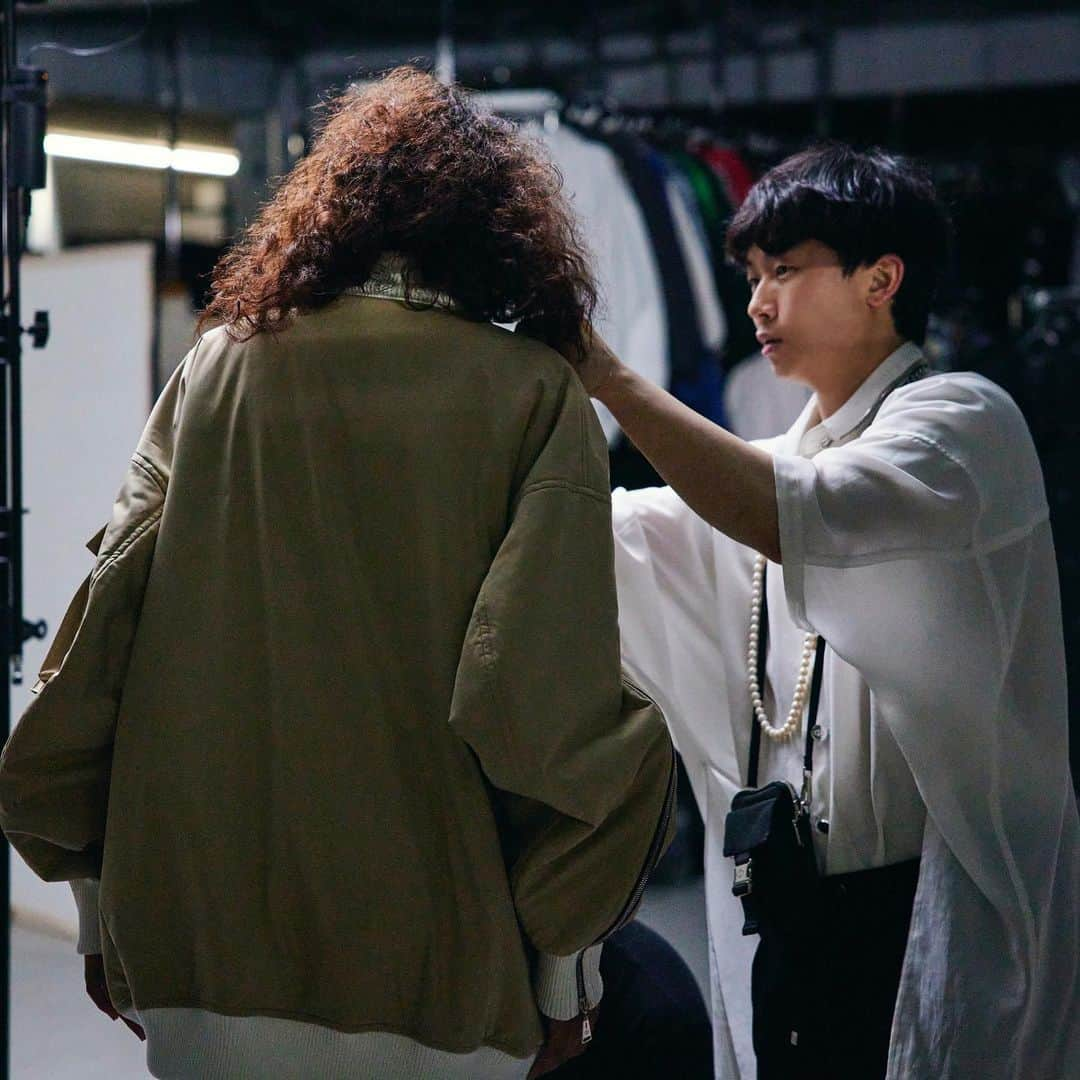 李燦雨のインスタグラム：「ACUOD by CHANU 23A/W COLLECTION LOOKBOOKの撮影の風景①  RUNWAYSHOWのBackstageは結構撮影してたけど LOOKBOOKの撮影風景はあんまり残した事無かったので、  初めてしっかりと @photoru.jp に撮影して頂きました。  とても優秀なPhotographerさんが沢山所属してて、 スケジュールも雰囲気もこちらの希望に合わせて貰えるのでとても便利でクォリティーも大大満足です😳❤️‍🔥  #ふぉとる #出張撮影 #PR   #acuodbychanu #acuod  #アクオドバイチャヌ #패션디자이너」