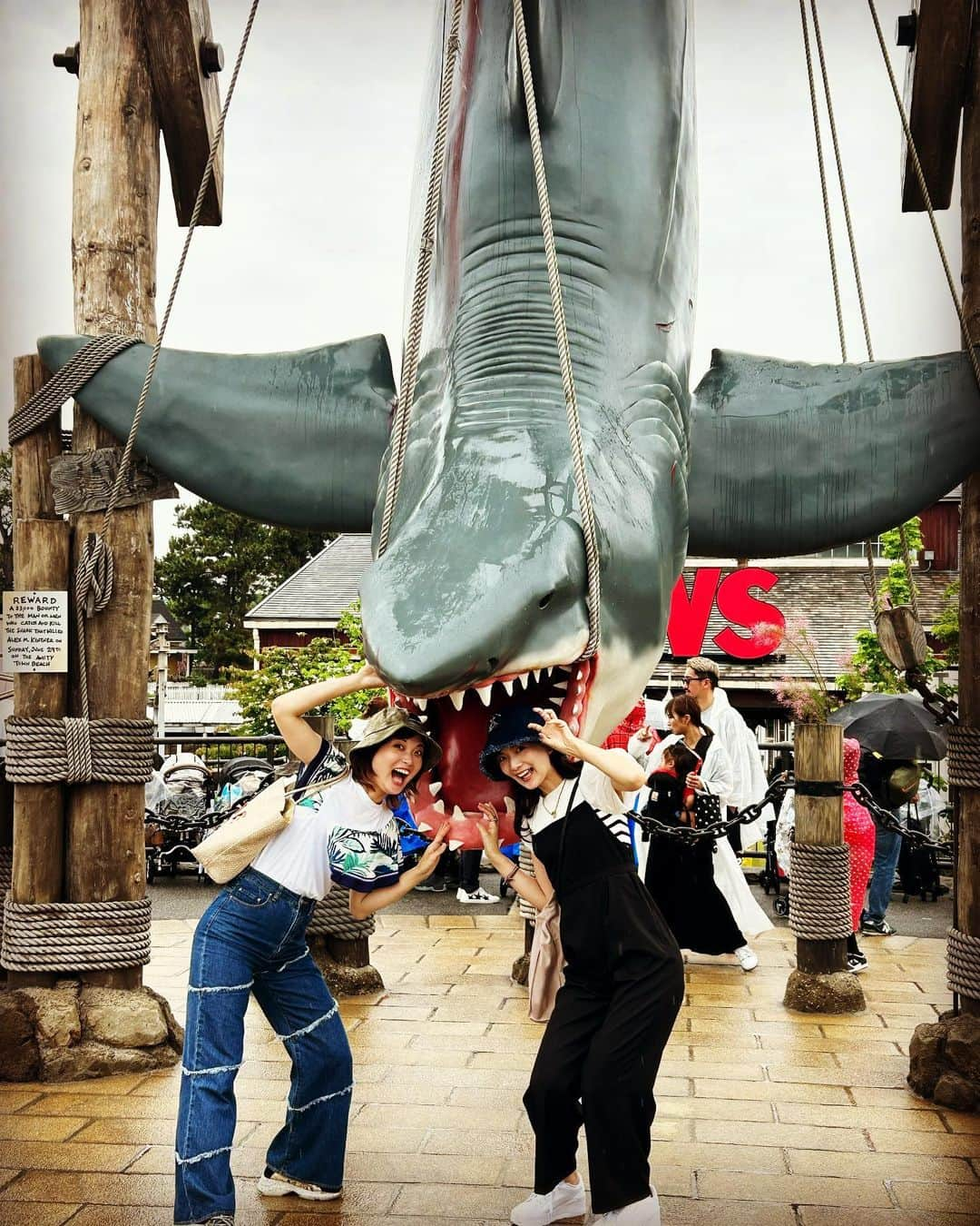 美蘭レンナさんのインスタグラム写真 - (美蘭レンナInstagram)「🦈🦈🌏🦈🔥 . . . みんながスヌーピーとか可愛いカチューシャ付けてる中、 ほぼ即決でジョーズ👒get🤣🤣🤣ww  頭頂部分がヒレになってるのが シュールでめちゃ可愛い😍😍💓💓  "ジーンズ地"と"ジョーズ"も ちょっとかけてたり🤣🤣🤣www  ミニオン、SPY×FAMILY、アニメの可愛いグッズが並ぶ中、 オープン当初からずっといるジョーズを チョイスするあたりが古参ファンなのかも😁😁😆笑 . . . #ユニバ#ユニバーサルスタジオジャパン #姉妹でユニバ#何年ぶり #ジョーズ#jaws#グッズ#ユニバグッズ#usj#usjファン #5枚目 #サメ #ピザ食べるのポーズ#笑 #ちなみに黒ショルダーのバッグ #安室奈美恵様のfinallyのグッズ#💓 #万能すぎ#大切に愛用」6月14日 21時09分 - renna_miran33