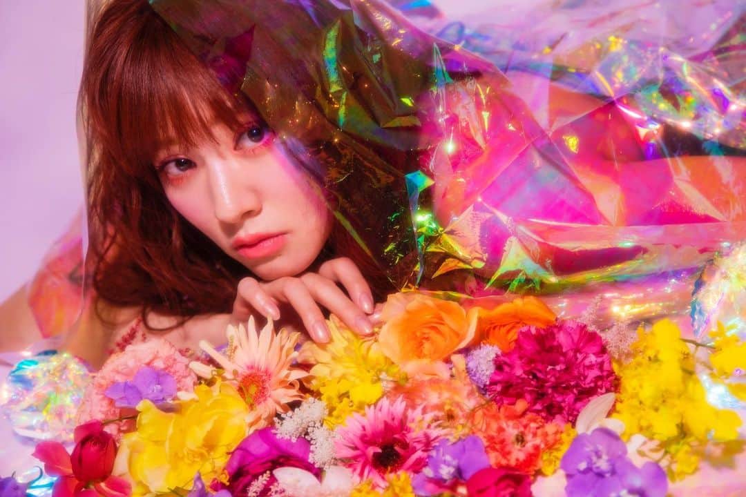 岡本杏理のインスタグラム：「こちらは #ロスフラワー を使って。 まだまだ綺麗だけど廃棄になってしまうお花たち。 君たちまだまだかわいいよ〜と言いながら📸💐」