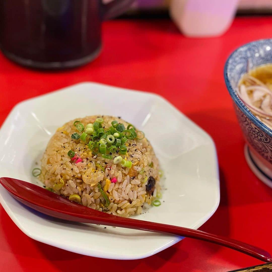堀内大輝のインスタグラム：「.  決戦の前に腹ごしらえを  #堀内炒飯道場  あしたは THE TIME,  #炒飯 #ラーメン #中華料理  ◉塩コショウと油の香ばしさがガツンと効いてて、 あっさりラーメンに相性バツグン！」