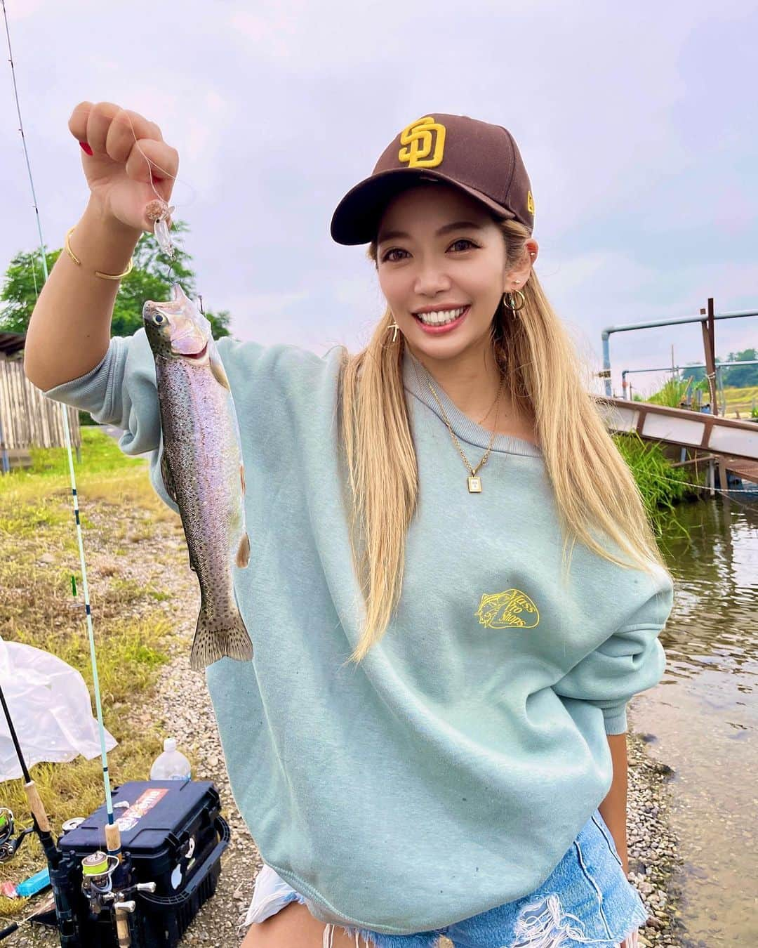 つっきのインスタグラム：「初めてのトラウト🪣🎣 栃木県にある管釣りで 久しぶりの釣り楽しかった😎🔥  食ったらバスみたくグッて やっちゃってて🤣💦 マスは巻合わせで釣るみたい😁🌈 それ慣れるまで難しかったな😊  アイテムはトップクォータと スプーンで釣れたよ🐟💕  #トラウト #トラウトフィッシング #マス釣り #釣り #釣りガール #釣り女子 #釣り好き #釣りスタグラム #海釣り #釣り初心者 #魚釣り #川釣り #池釣り #🎣 #アクティブ女子 #アウトドア女子 #管釣り #fishing #さかな #fishinggirl #ツリジョ #フィッシングガール #釣り女子ですっ #海 #魚 #釣りフォト #夏 #イケイケのイケ #すきすきのすき❤️」